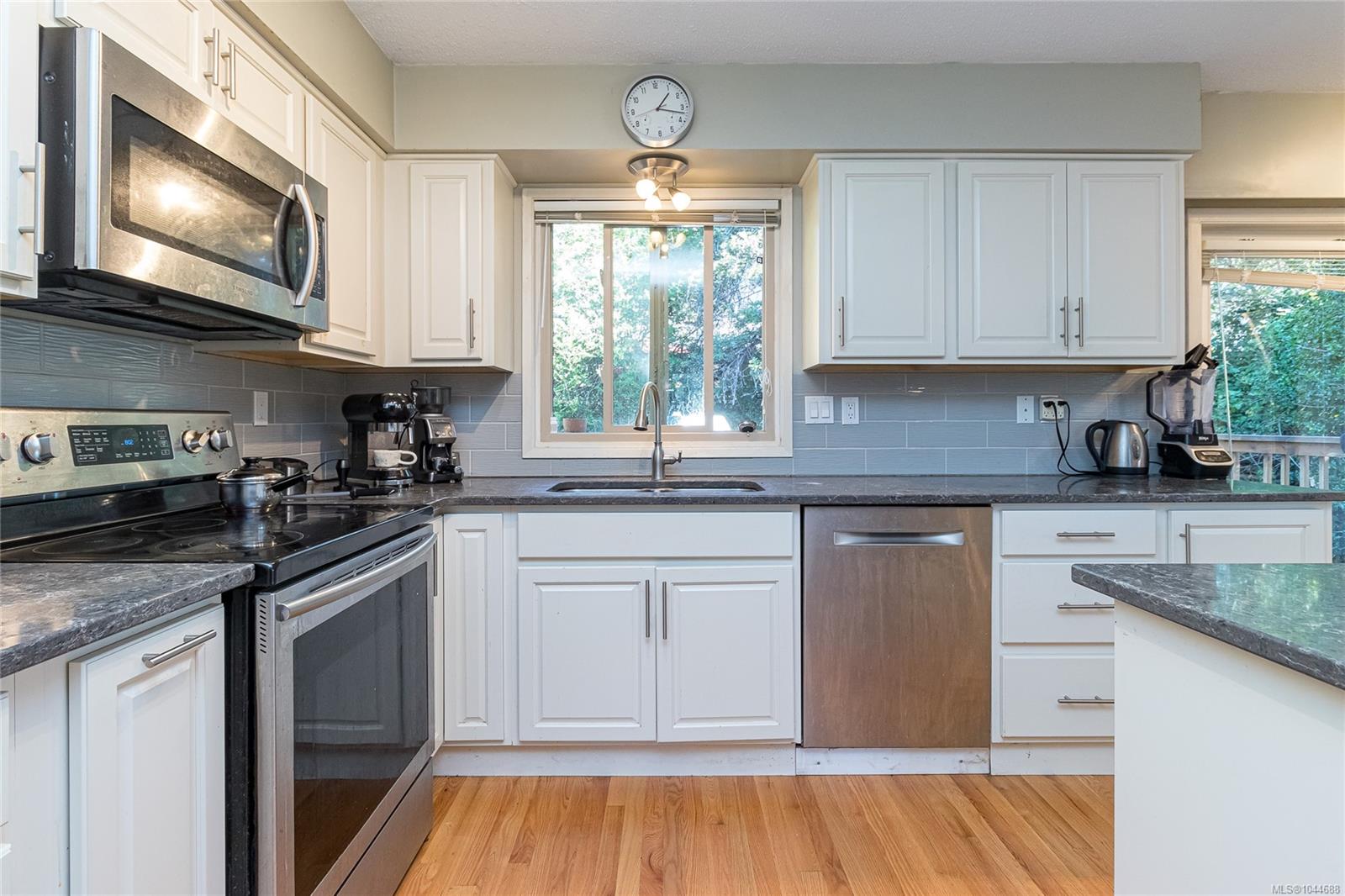 4167 Thornhill Cres