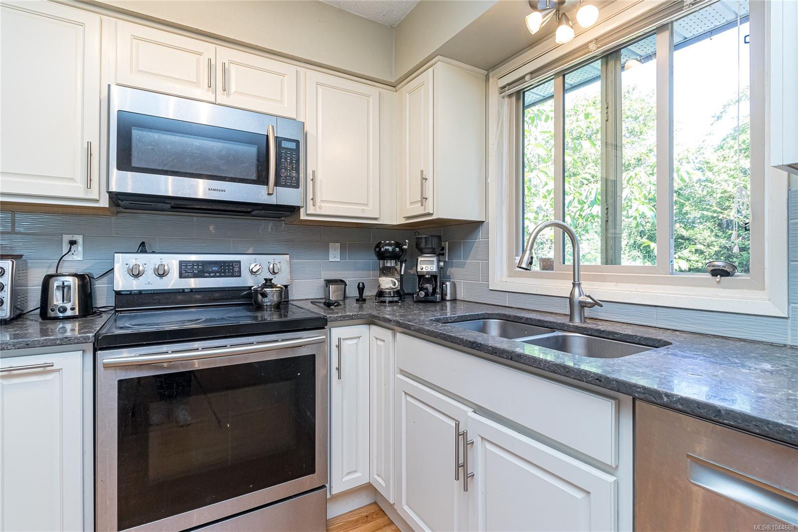 4167 Thornhill Cres