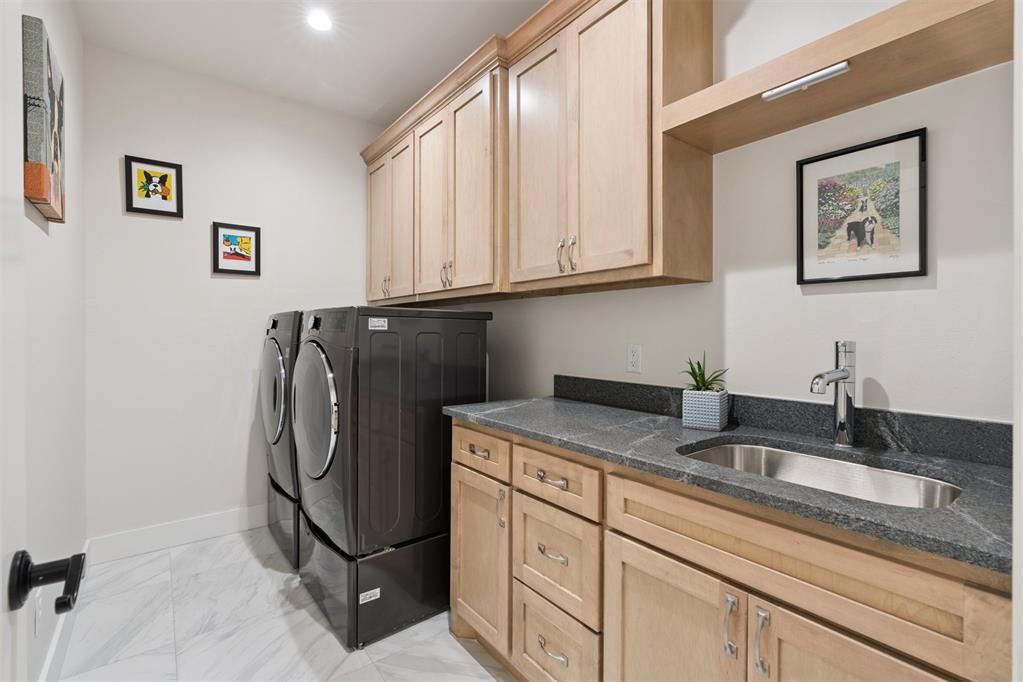 200 Pont Neuf Court