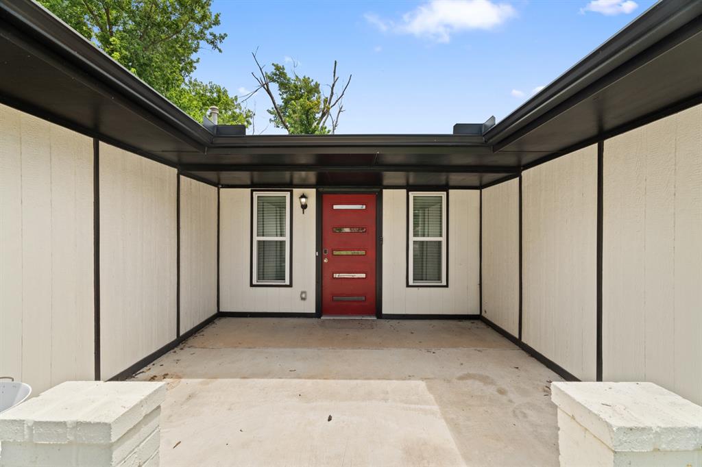 104 N Rambling Oaks Drive