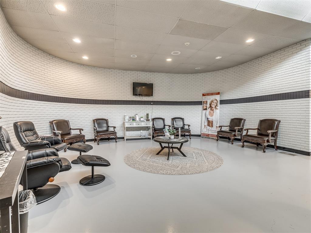 7304 N Comanche Avenue