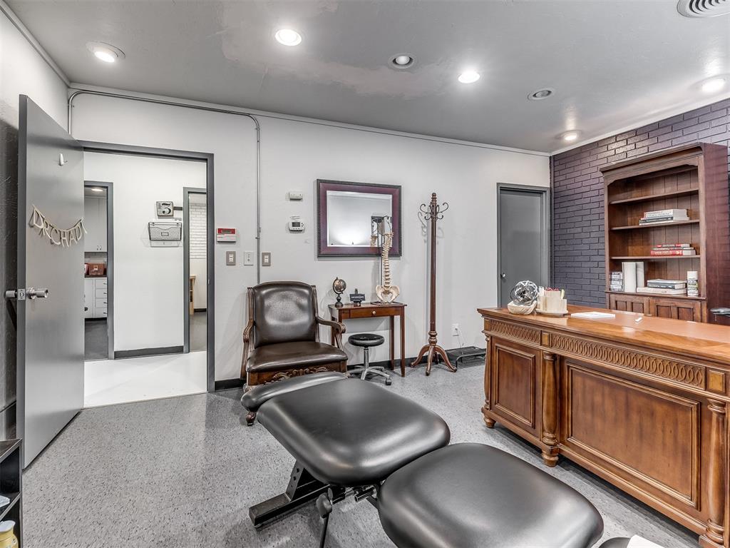 7304 N Comanche Avenue