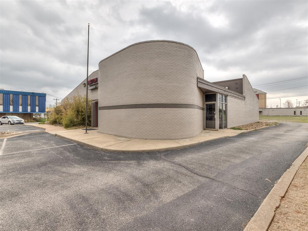 7304 N Comanche Avenue