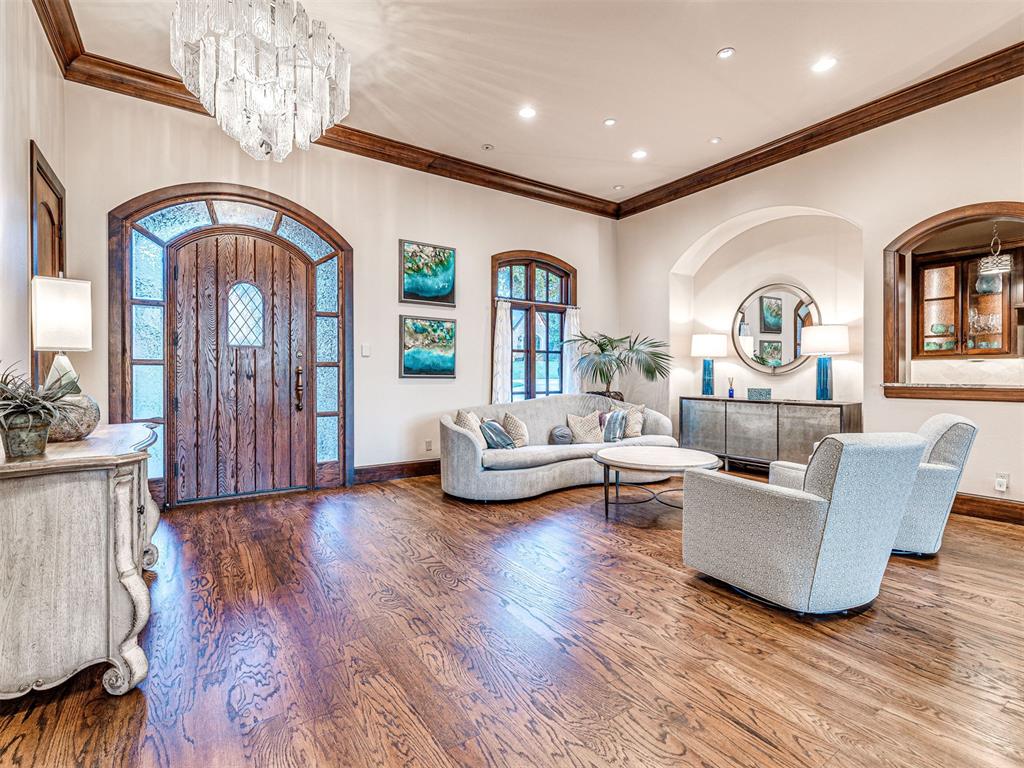 6401 Oak Tree Drive