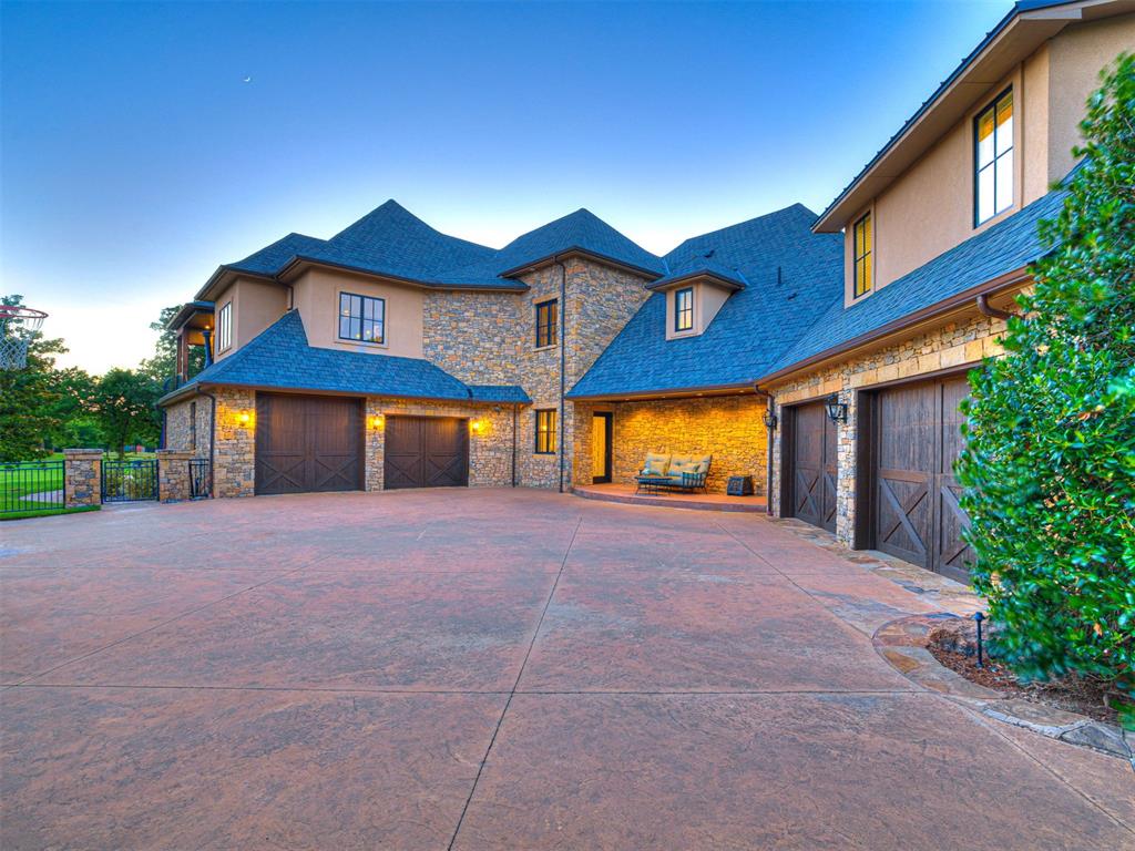 6401 Oak Tree Drive
