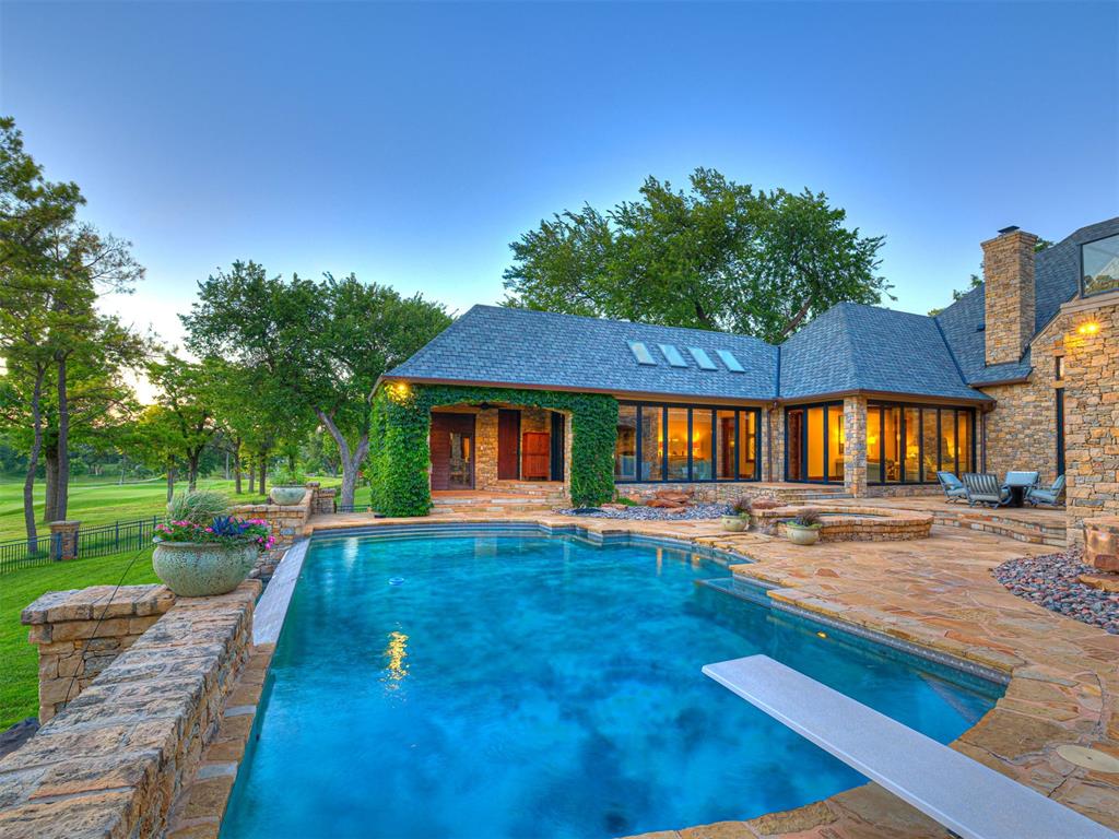 6401 Oak Tree Drive