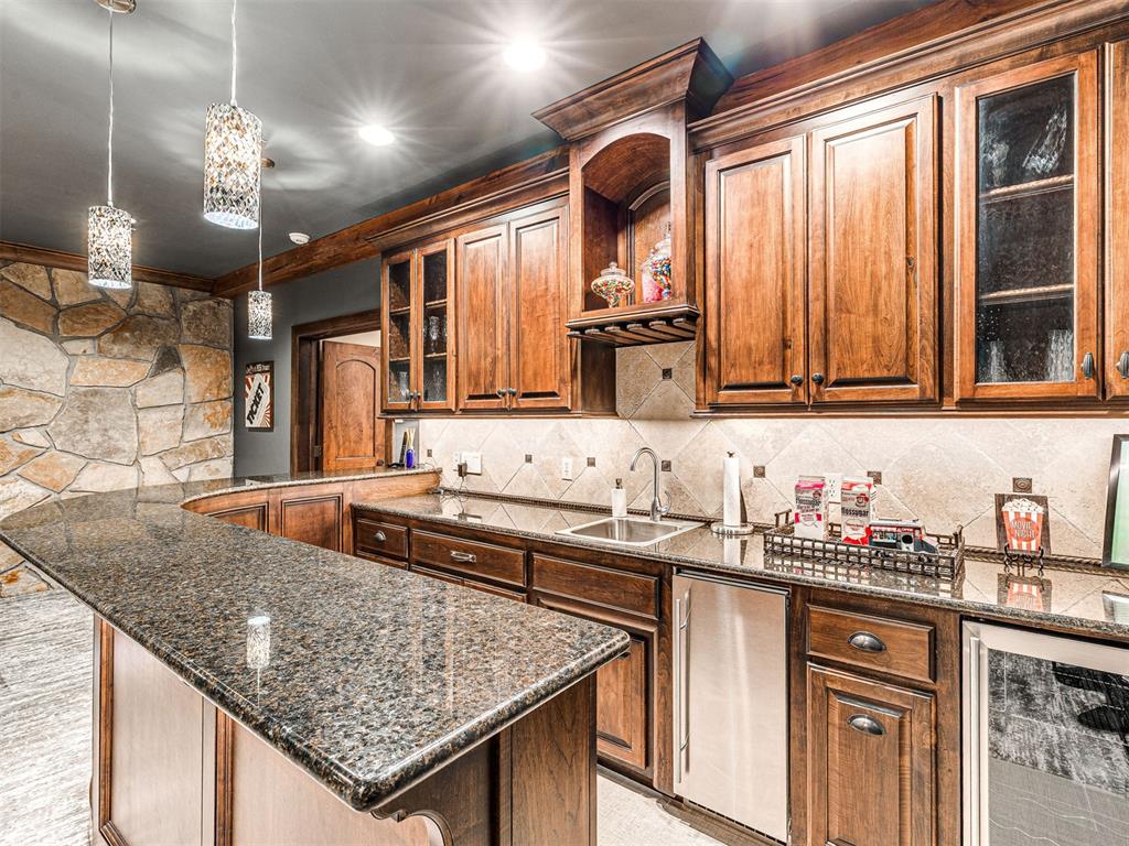 6401 Oak Tree Drive