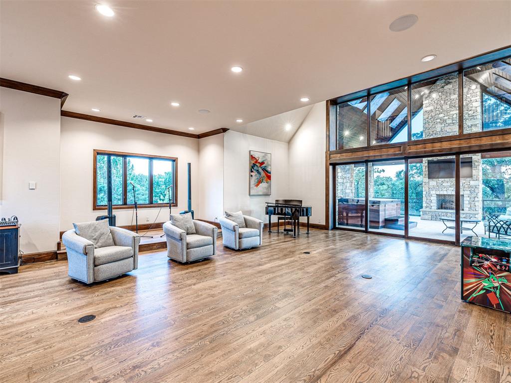 6401 Oak Tree Drive