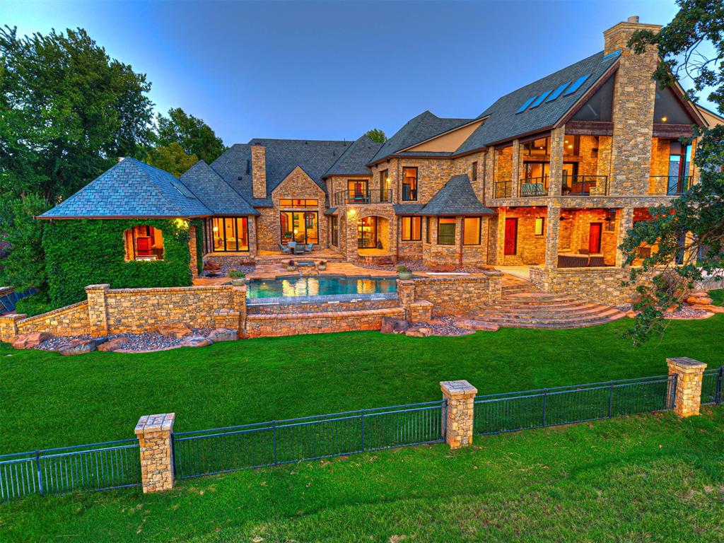 6401 Oak Tree Drive