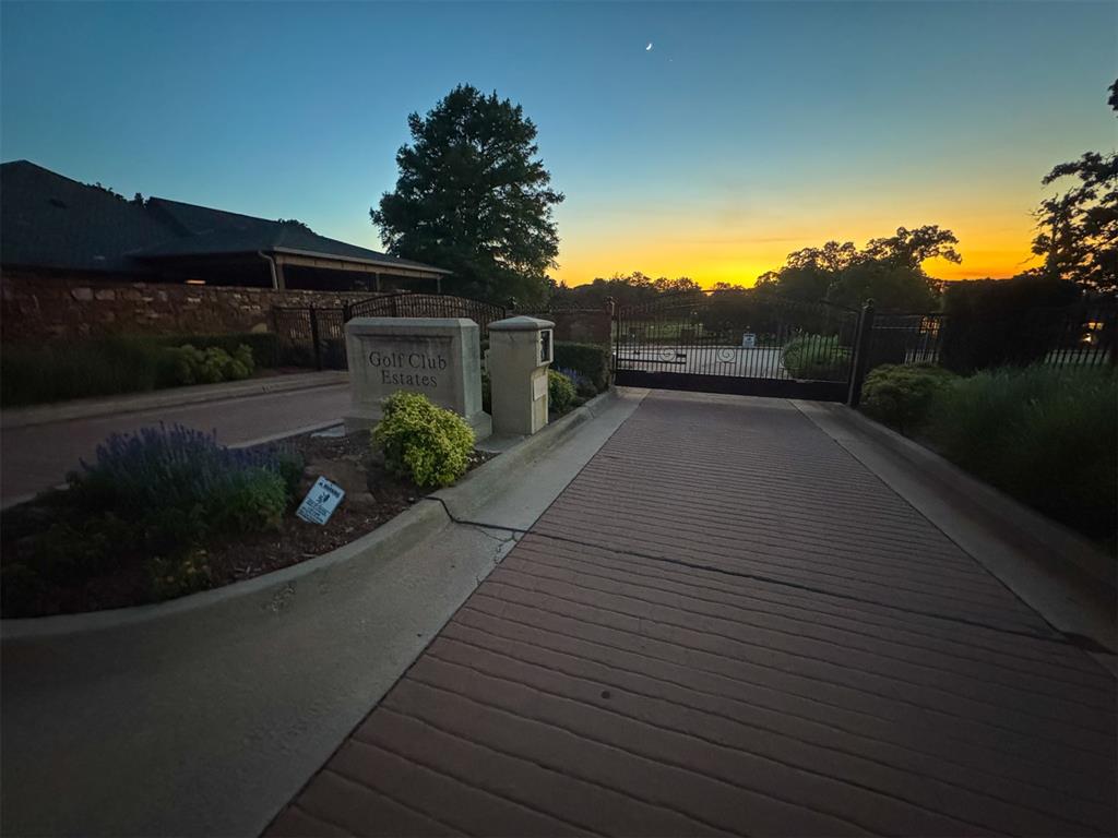 6401 Oak Tree Drive