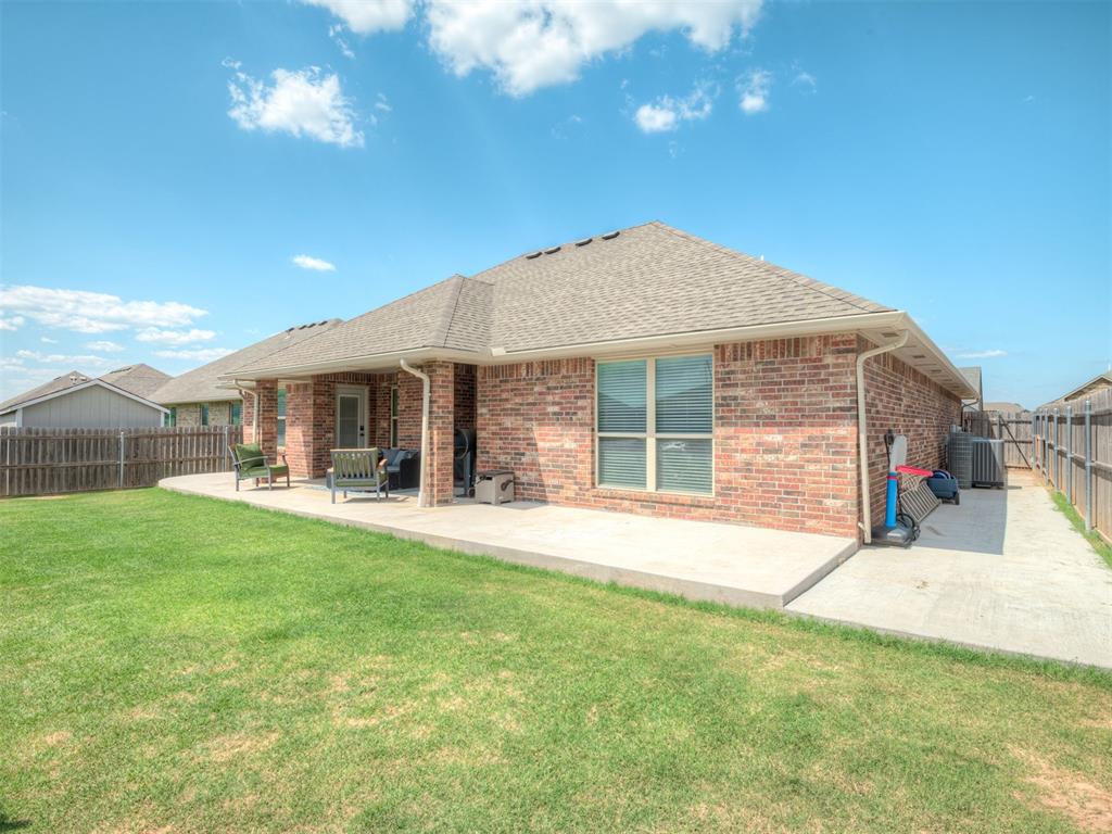 1915 Twisted Oak Court