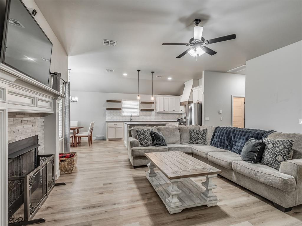 1915 Twisted Oak Court