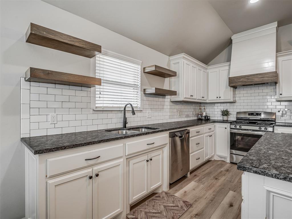 1915 Twisted Oak Court