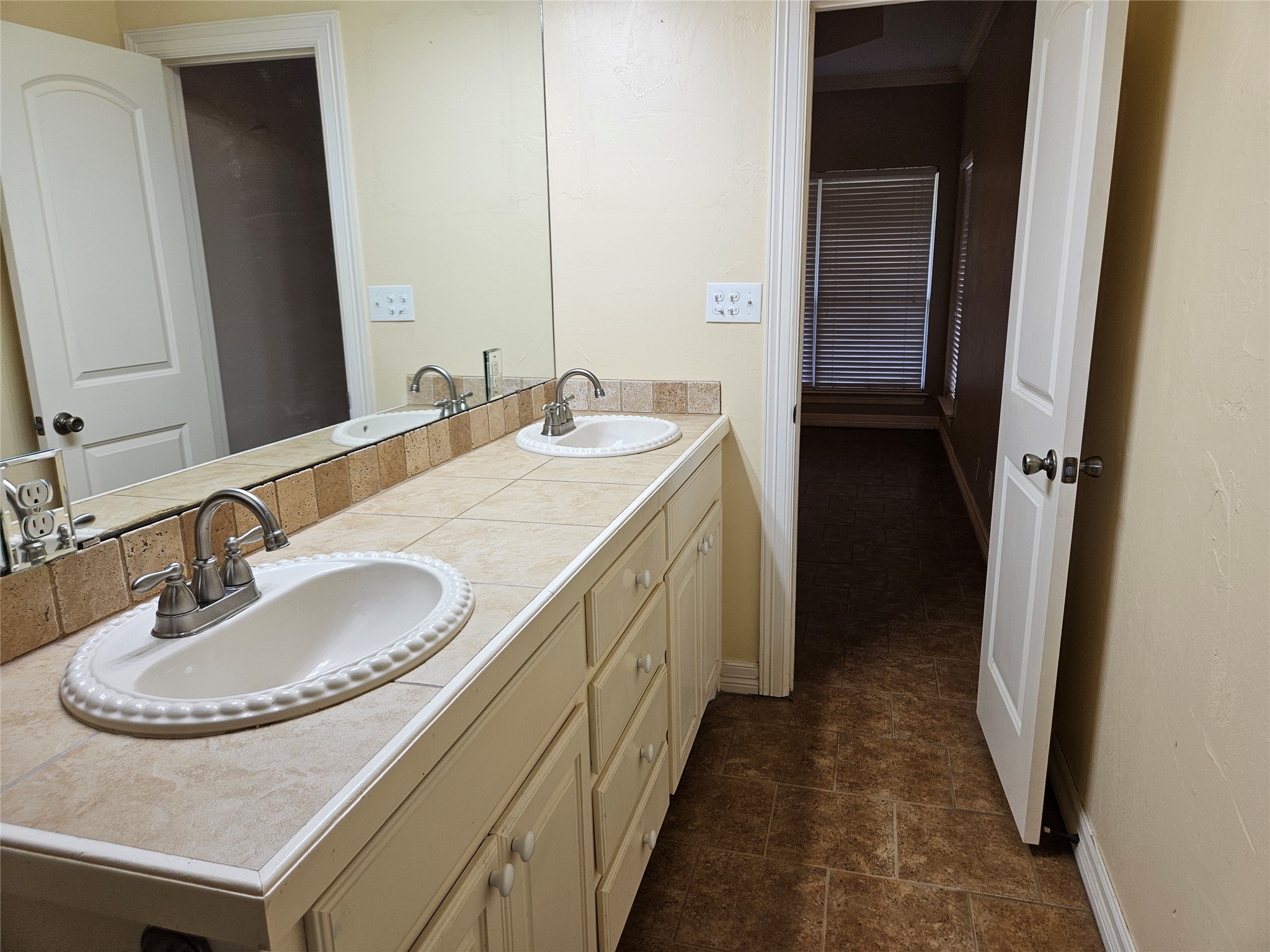 122 S Greenbriar Road