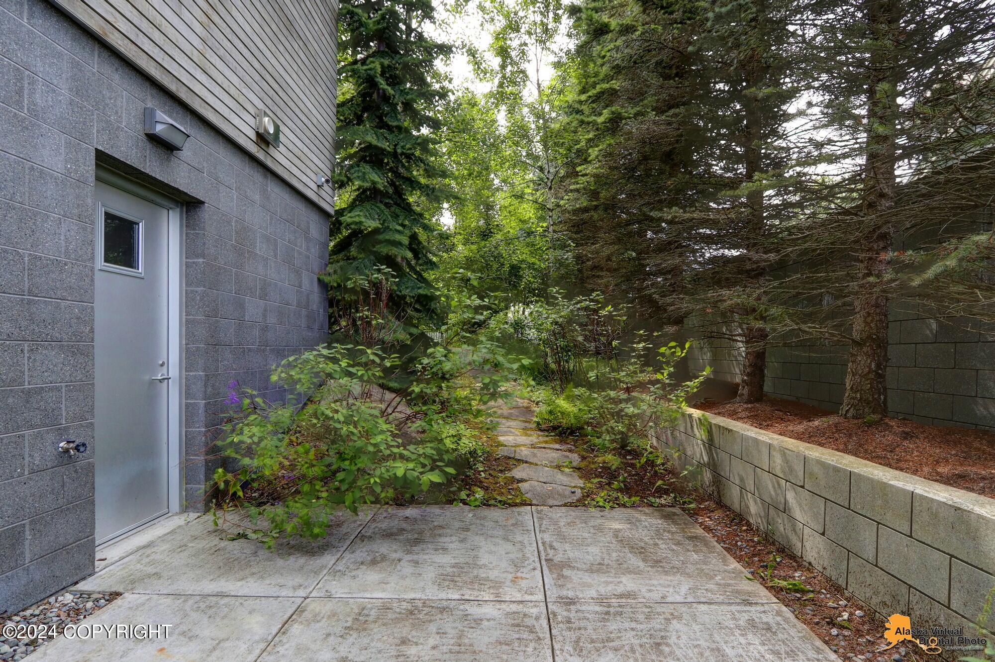 1020 W 10th Avenue