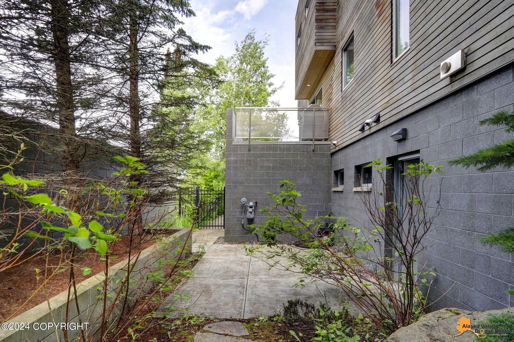 1020 W 10th Avenue