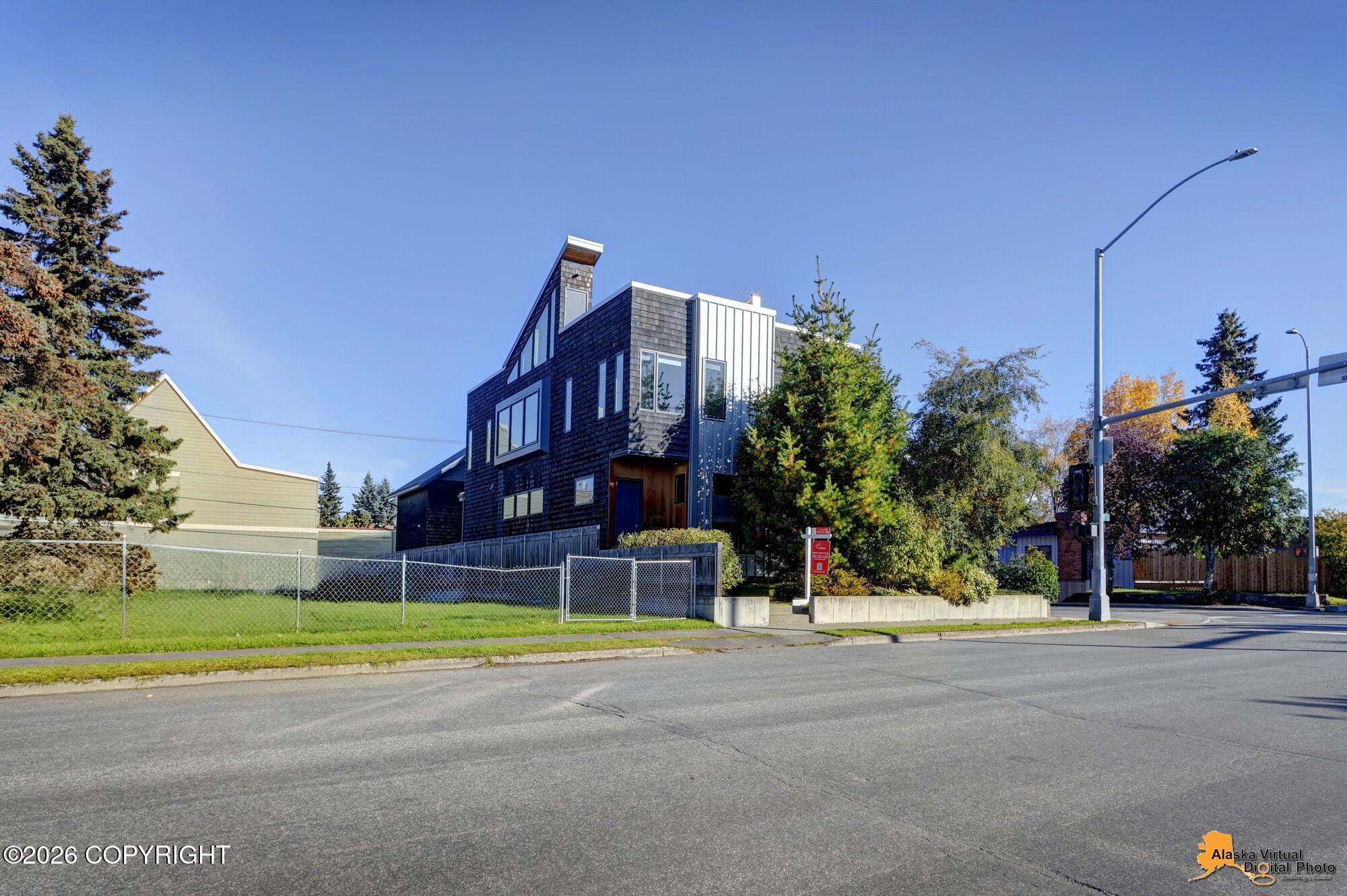 1105 W 11th Avenue