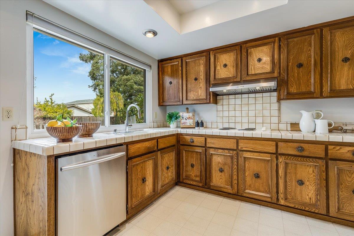 955 Woodthrush CT