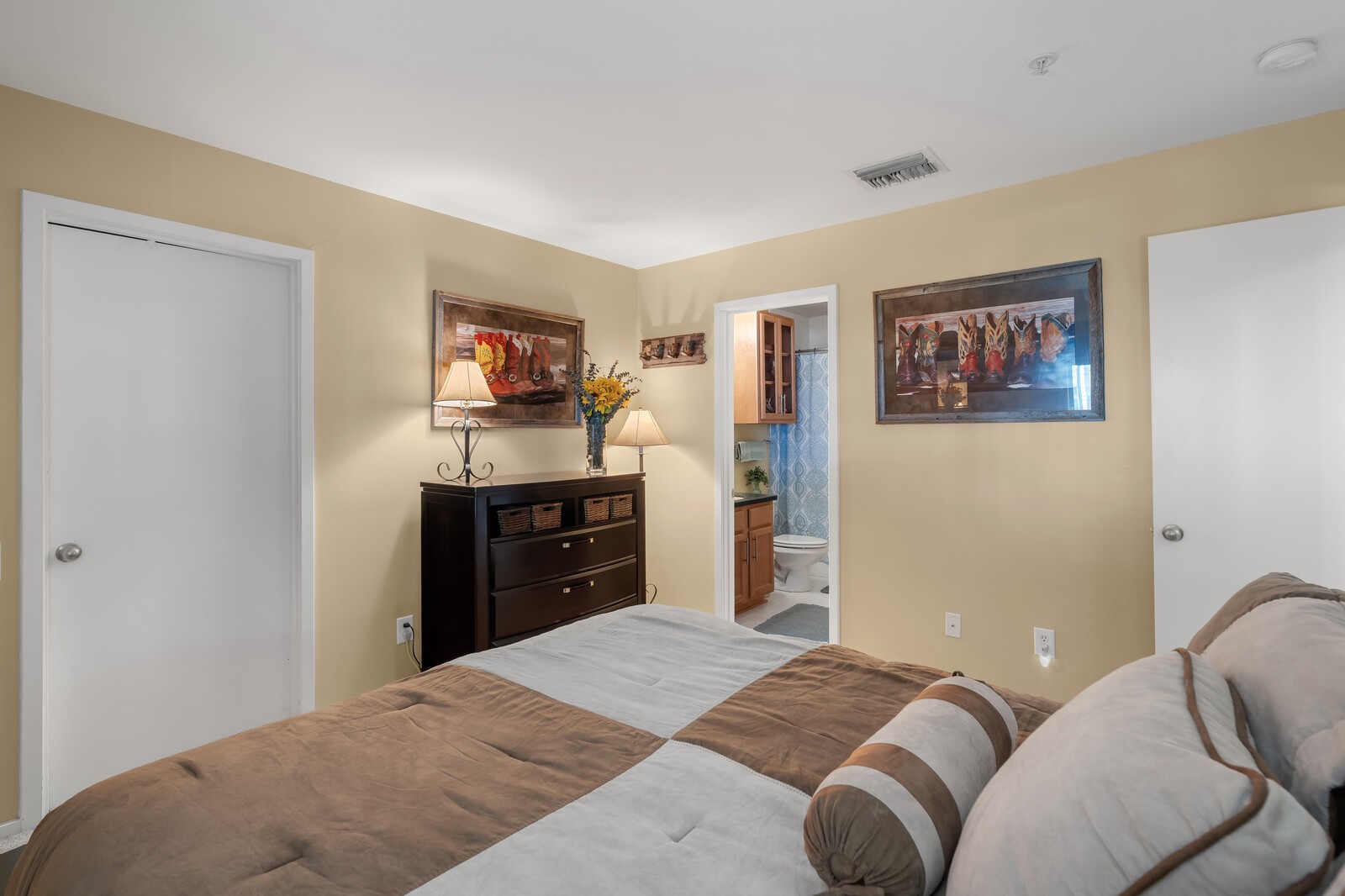 858 1st Ave, N Unit: 858