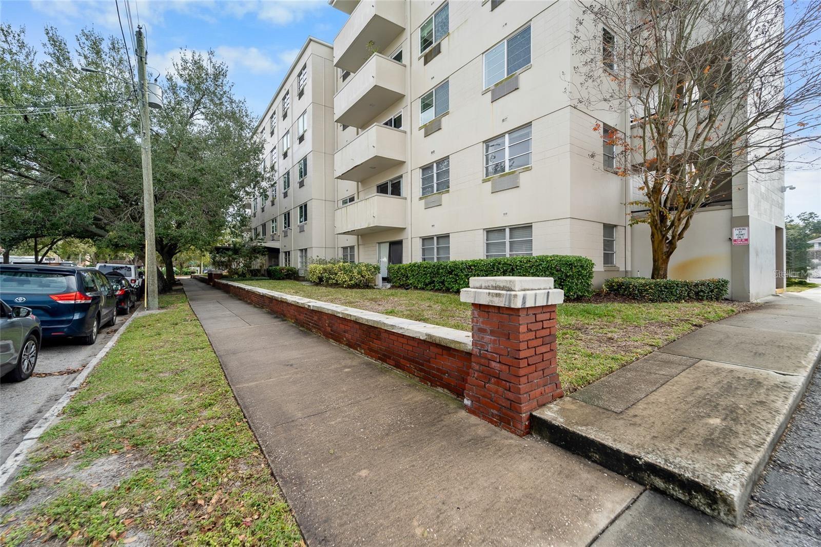 406 W AZEELE ST #307