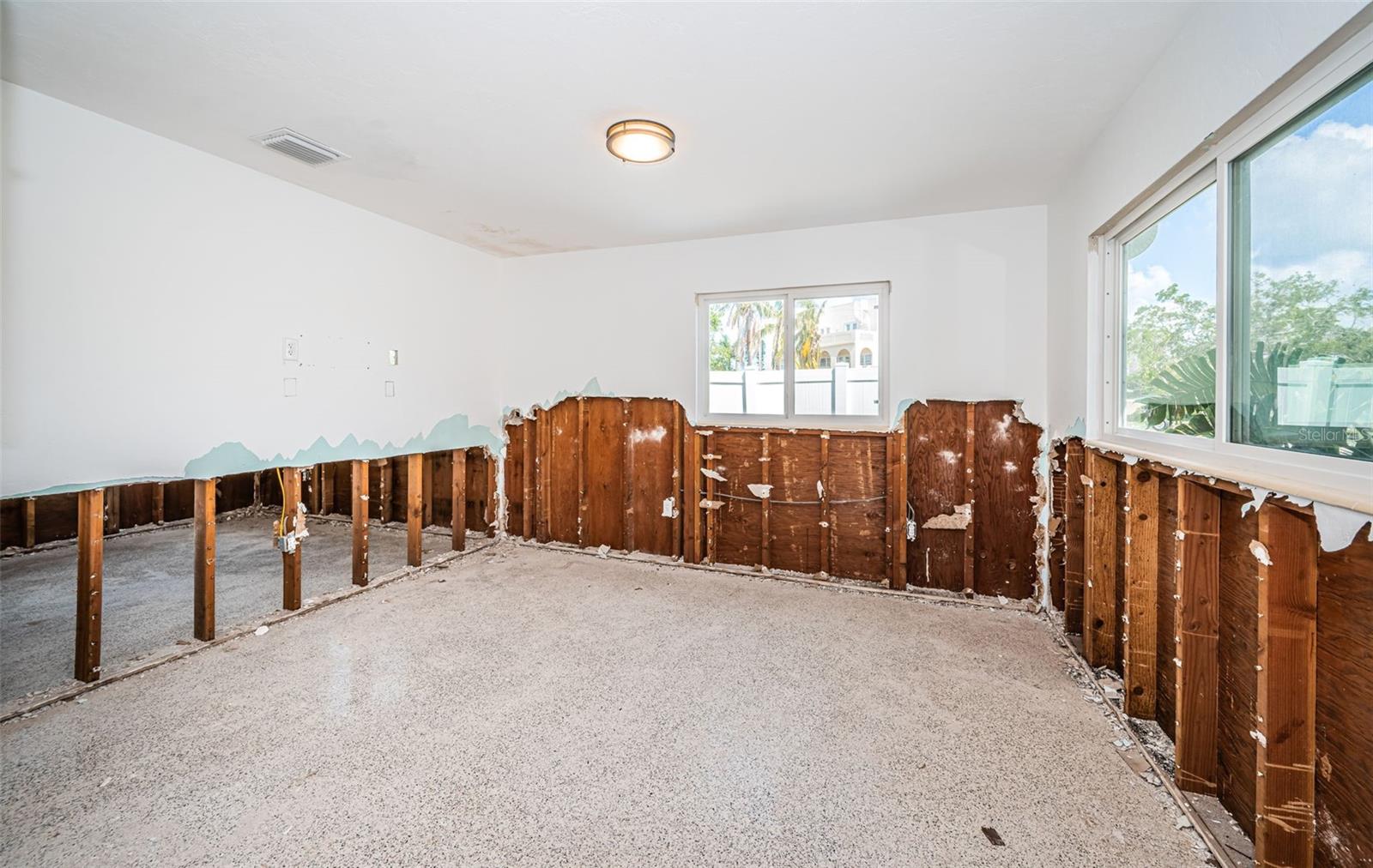 3962 POINSETTIA DR