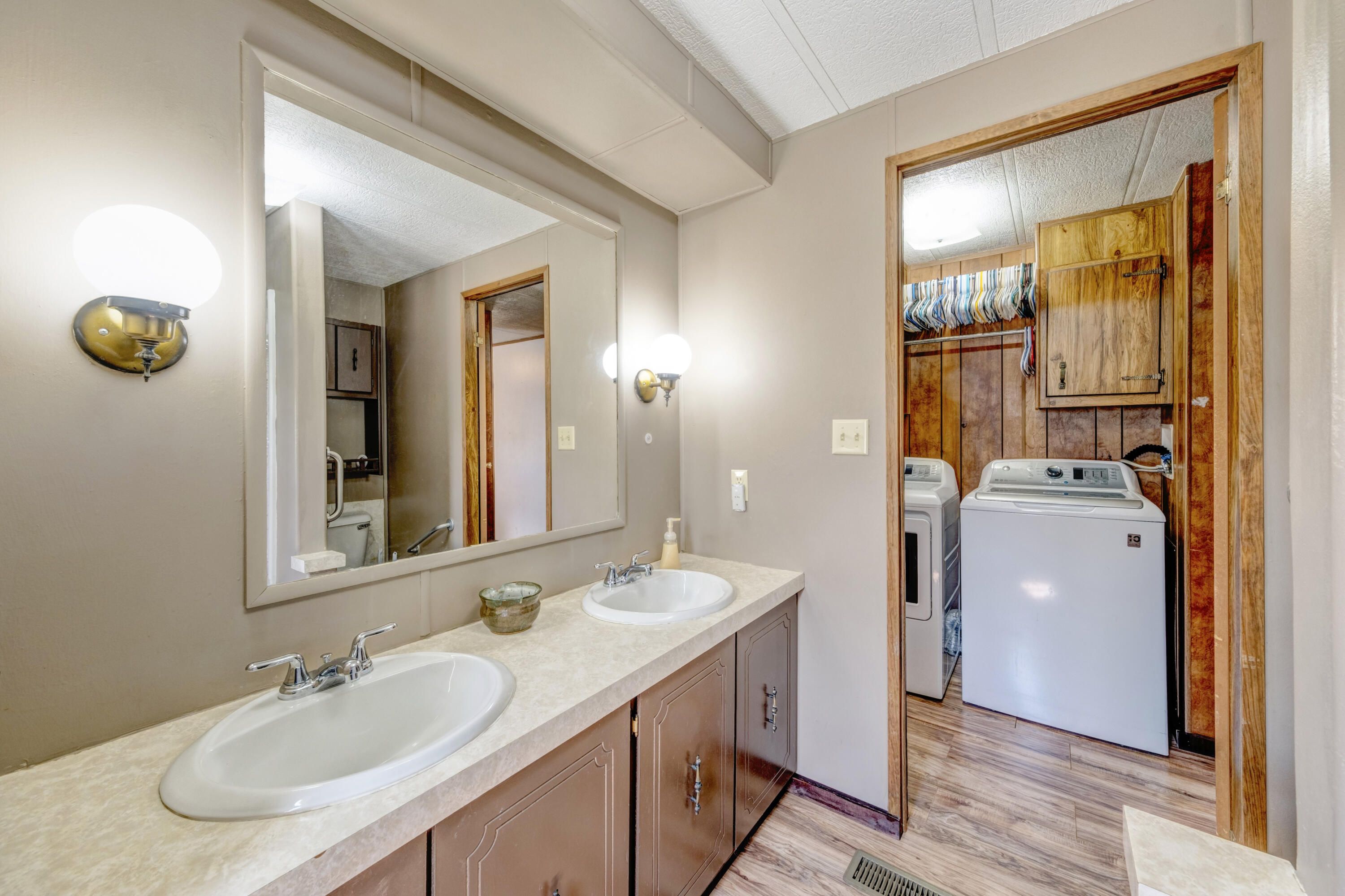 1511 Mydland Road, 185