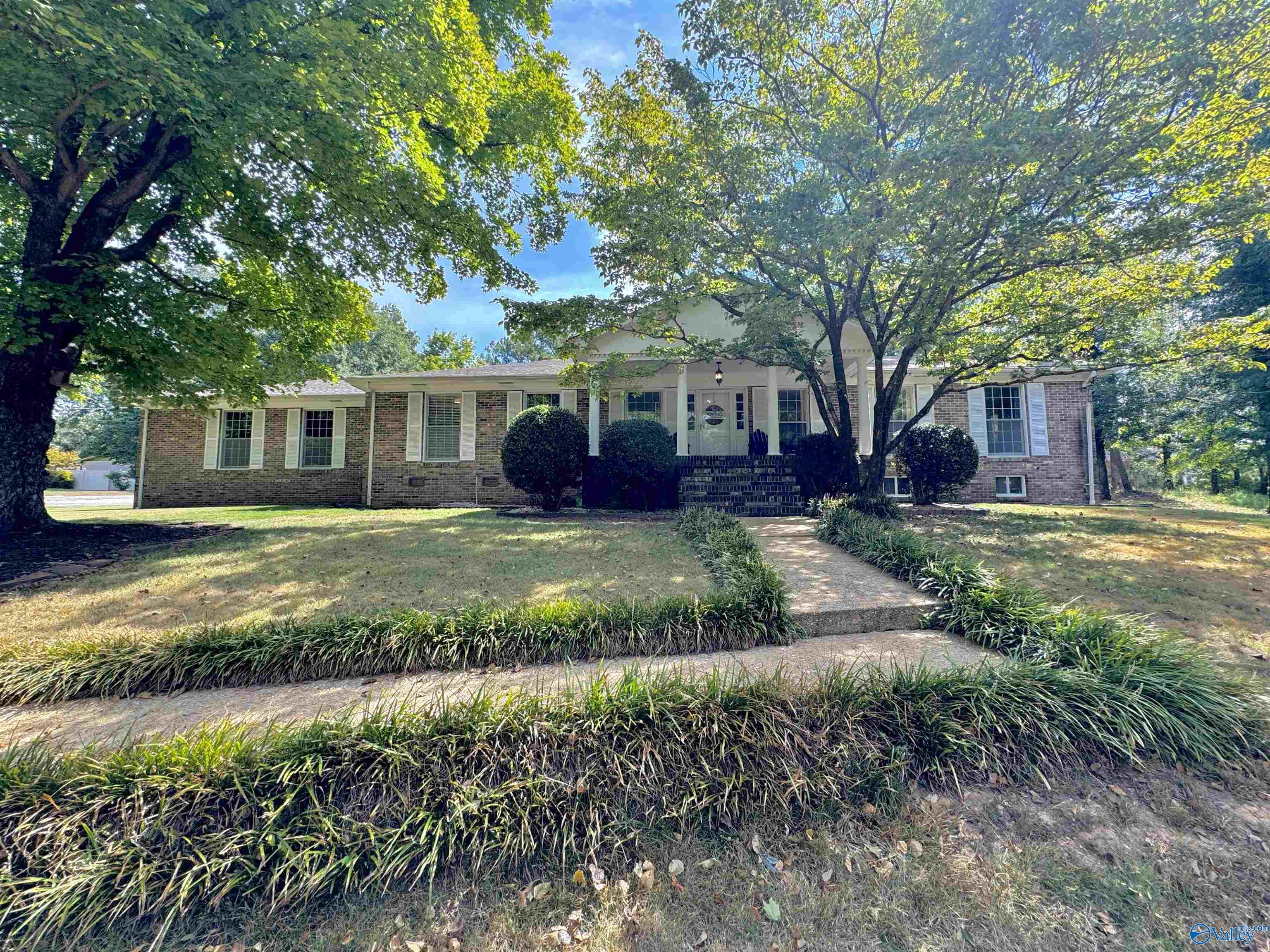 955 Military Street S