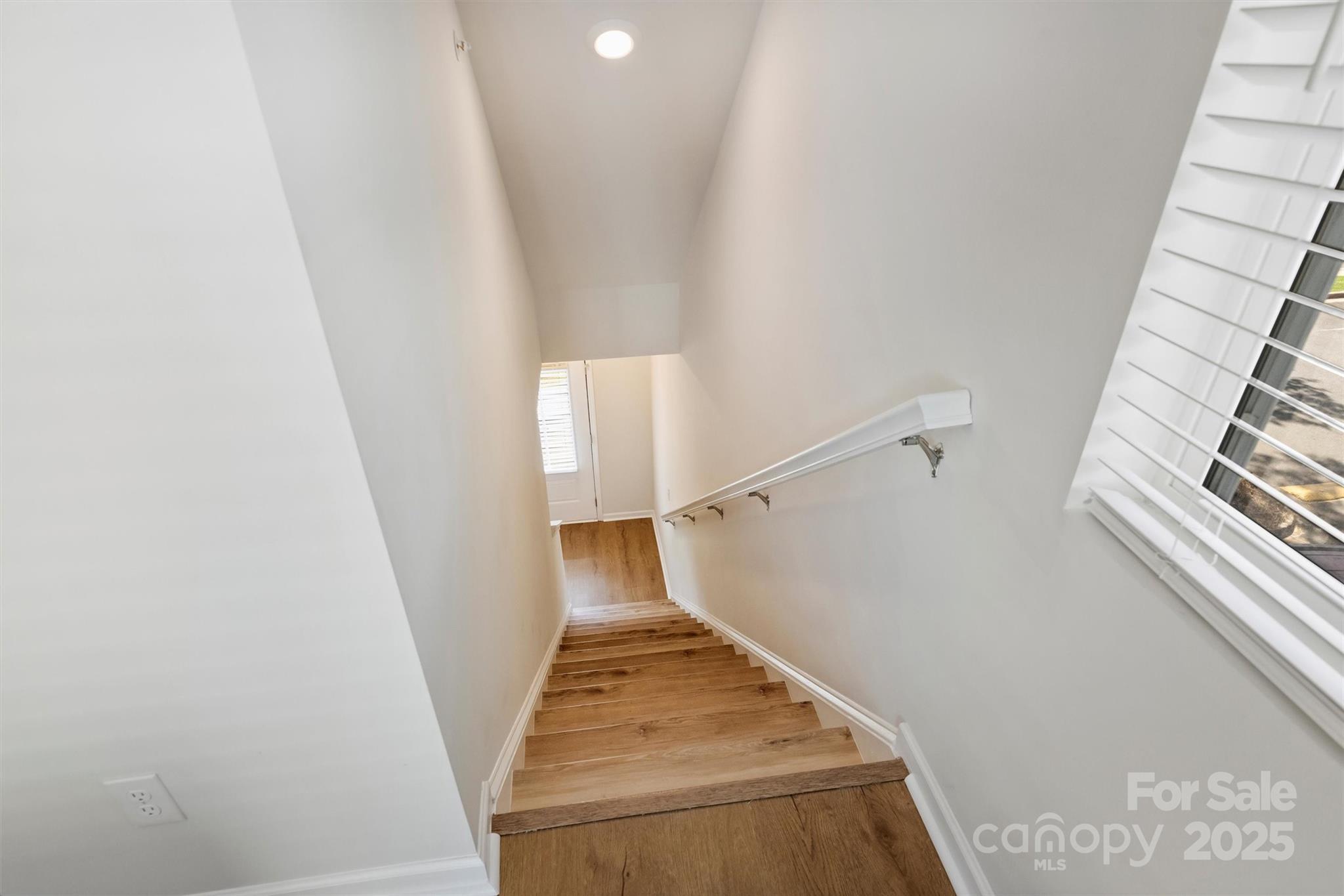 2409 Via del Conte Alley