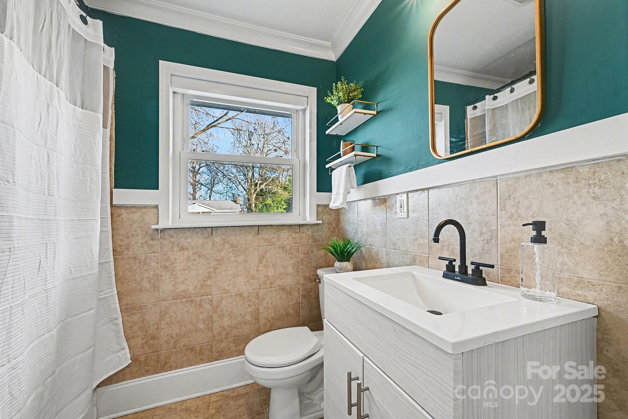 2218 Amesbury Avenue