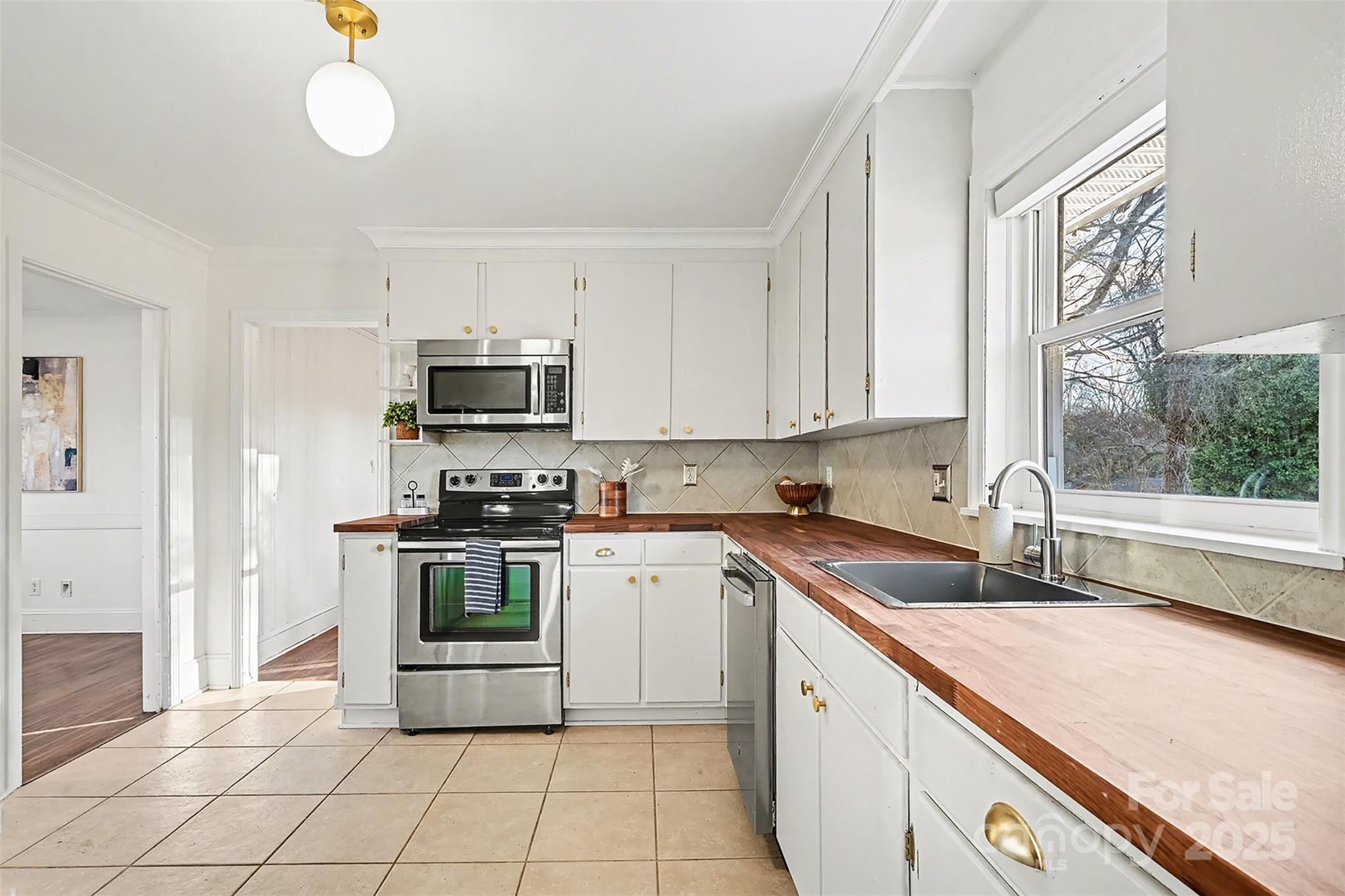 2218 Amesbury Avenue