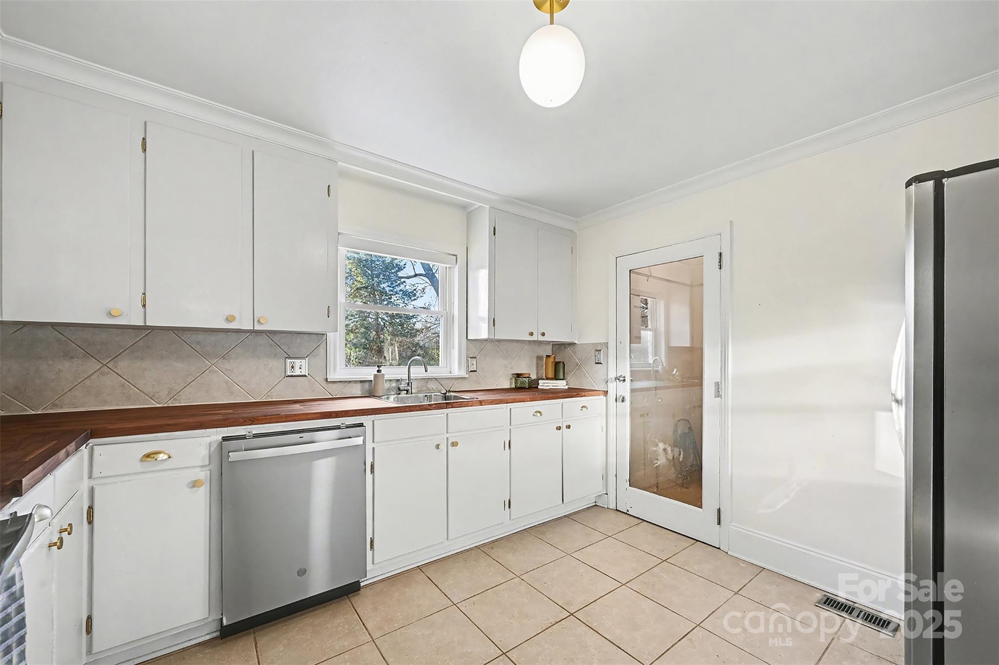 2218 Amesbury Avenue