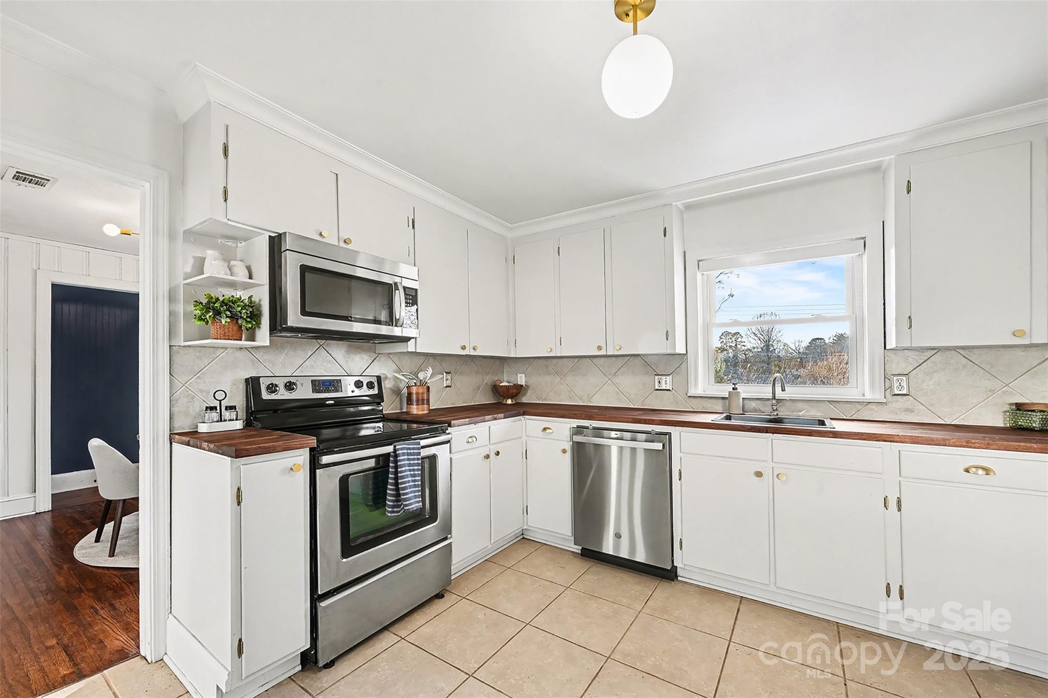 2218 Amesbury Avenue