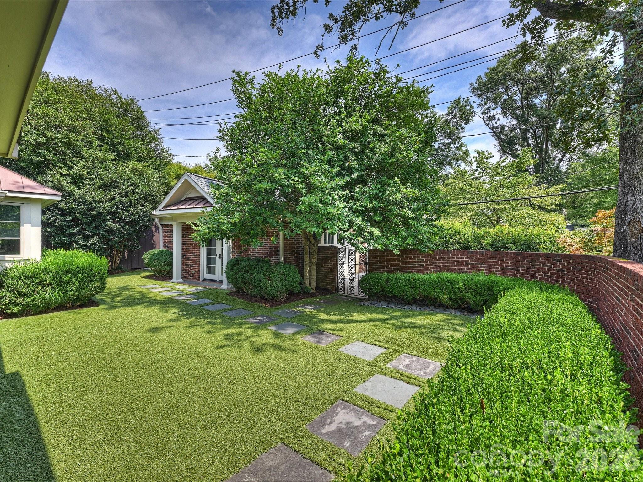 943 Romany Road