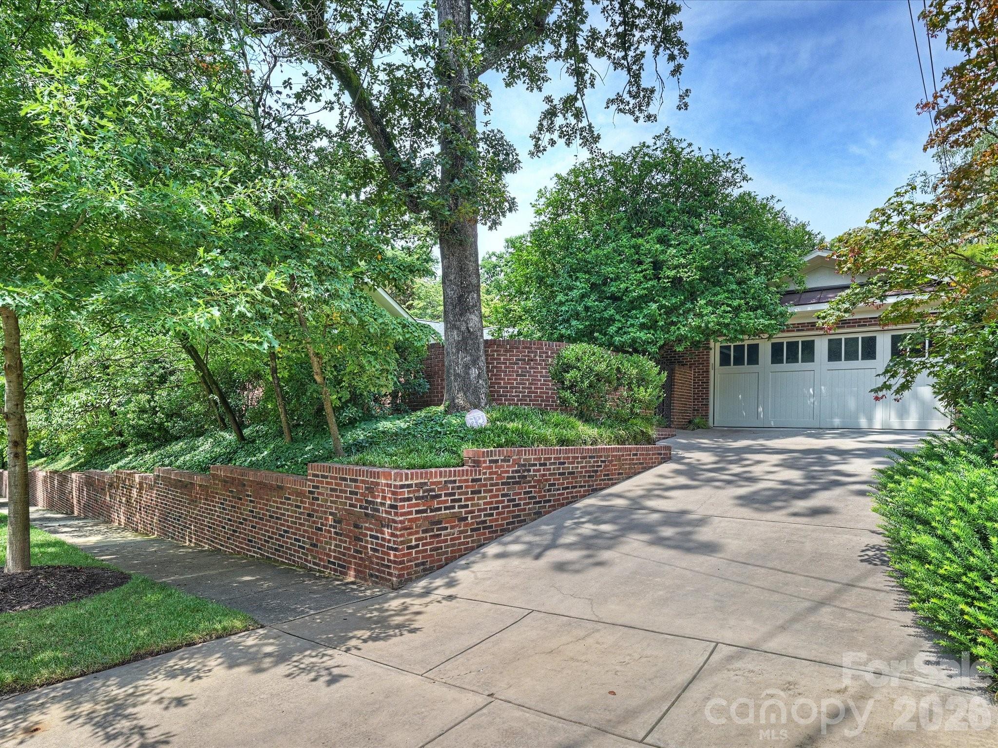 943 Romany Road