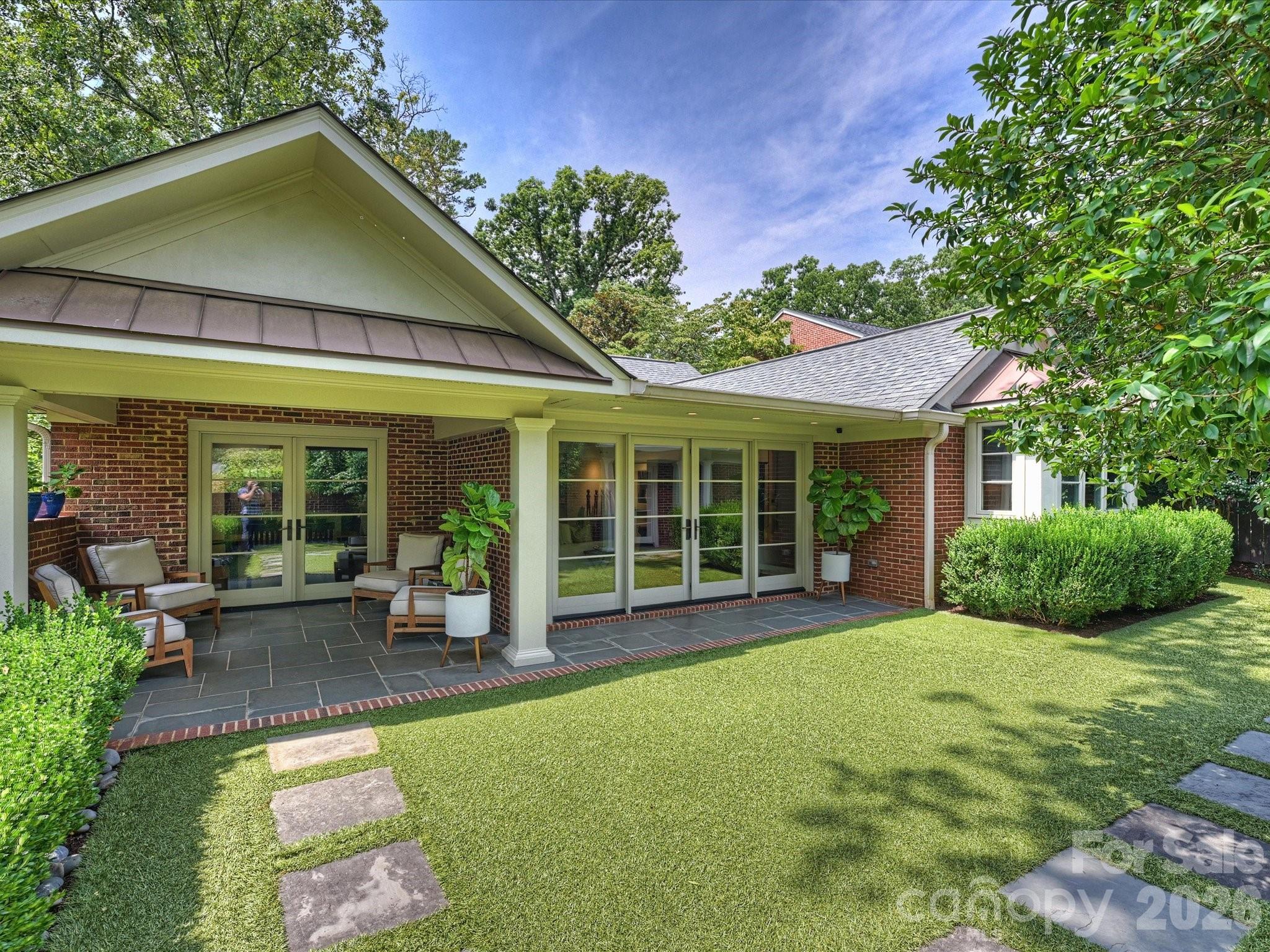 943 Romany Road