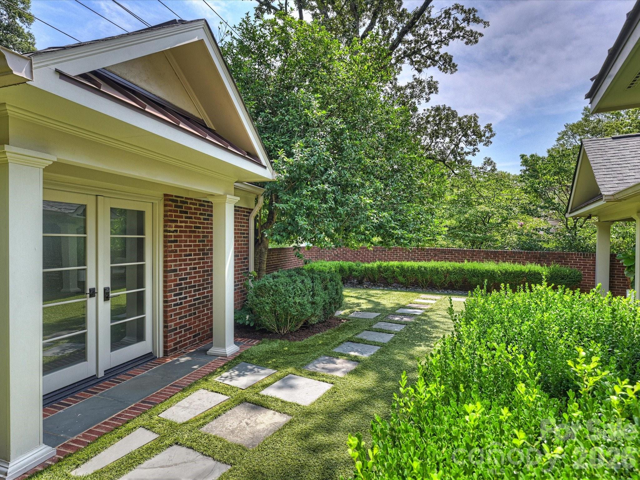 943 Romany Road