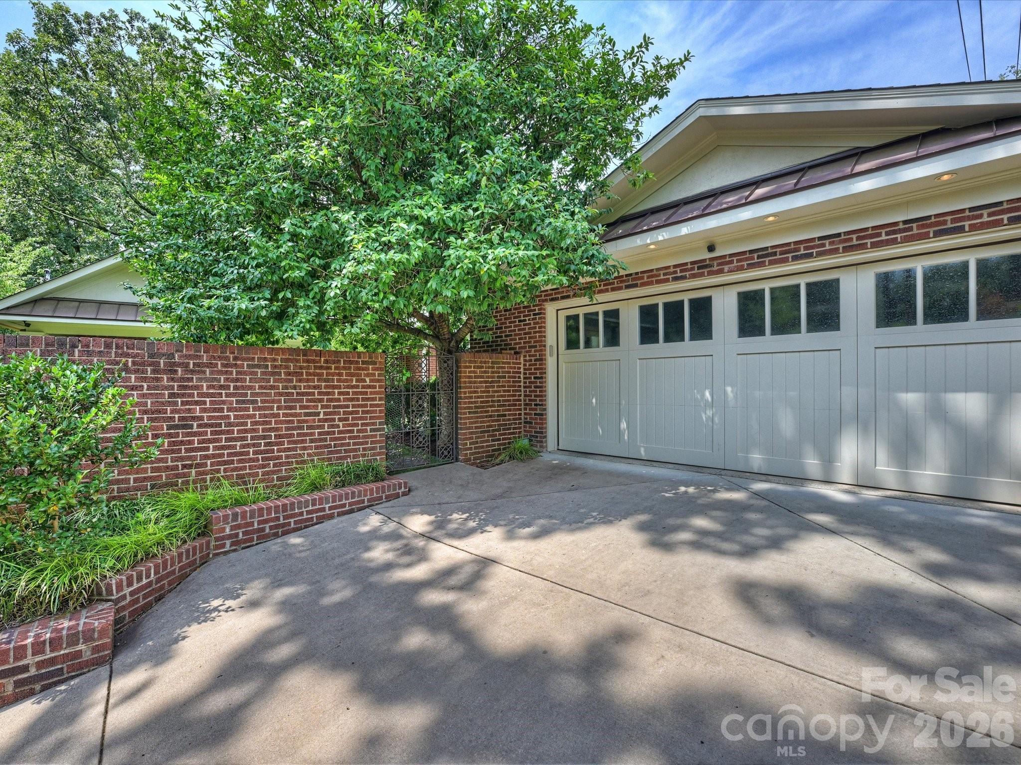 943 Romany Road