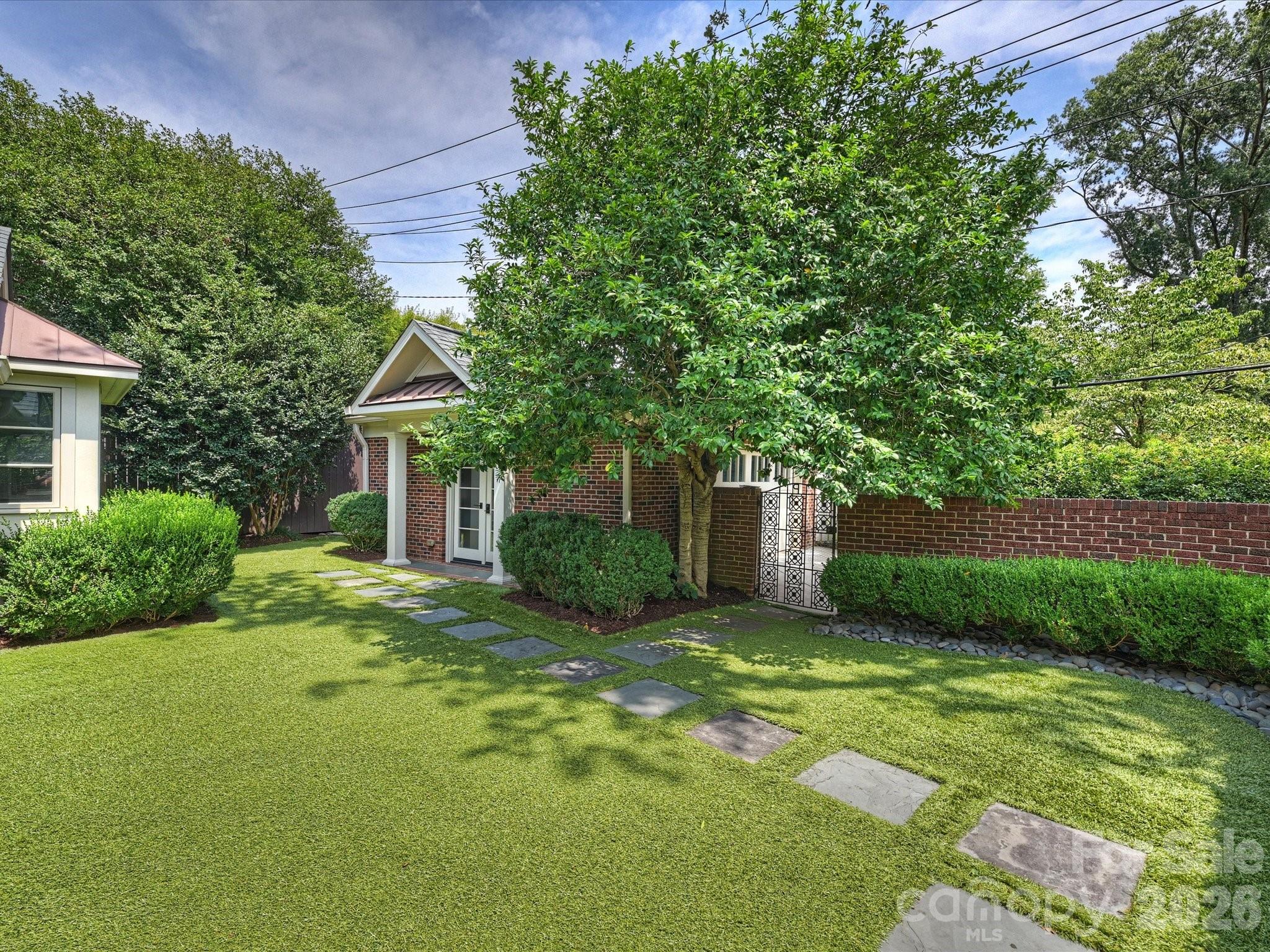 943 Romany Road