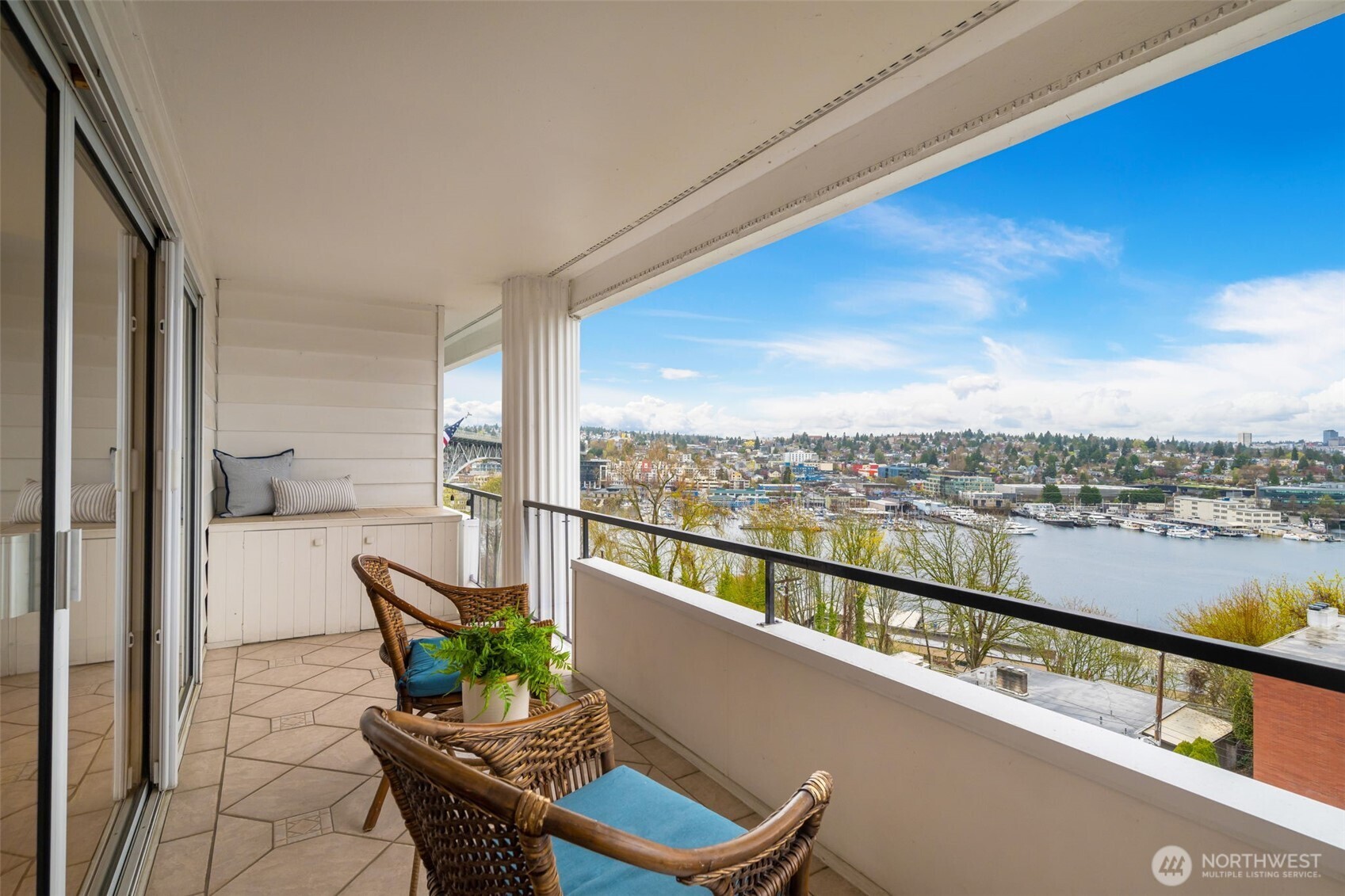 2565 Dexter Avenue N Unit: 501