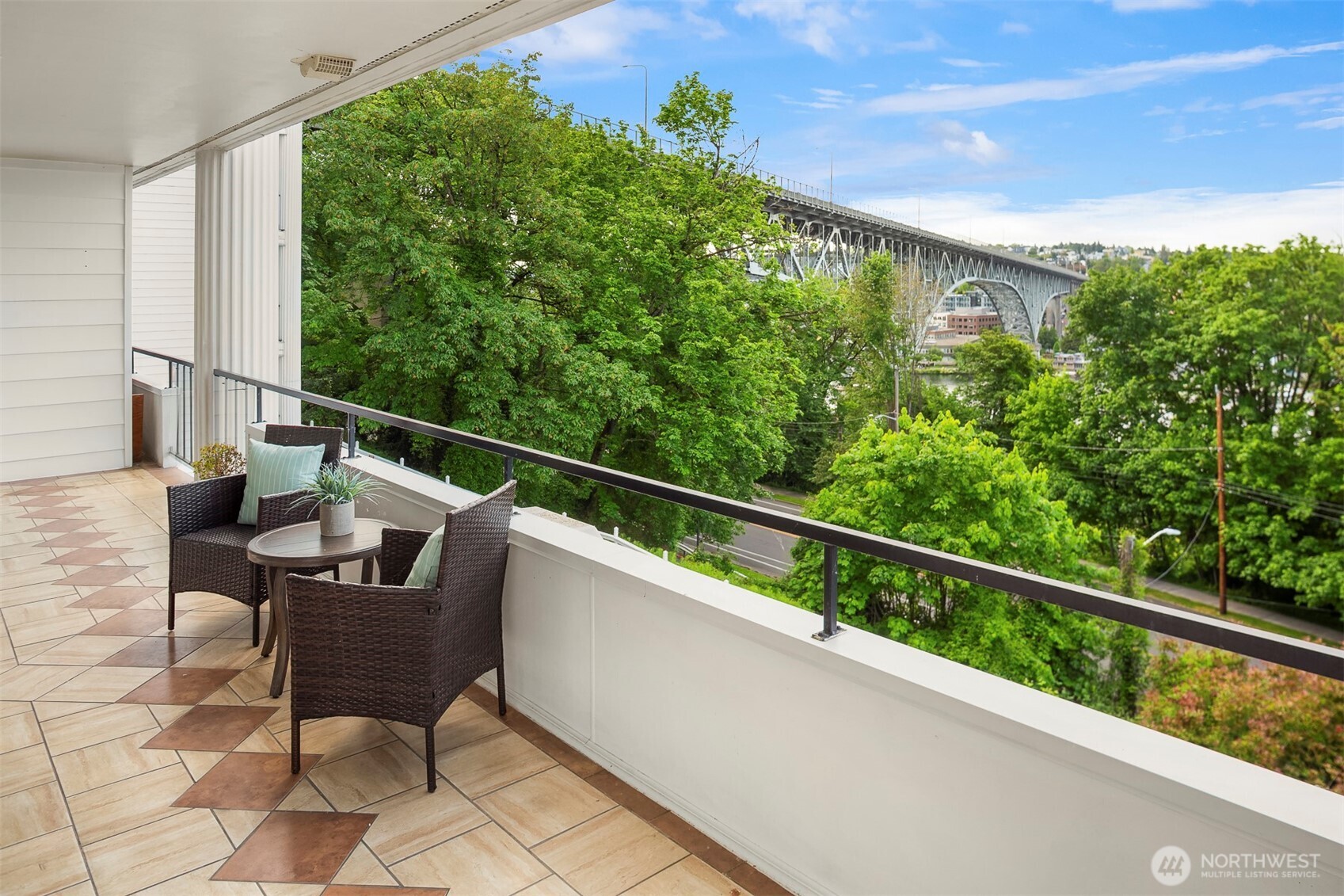 2565 Dexter Avenue N Unit: 303