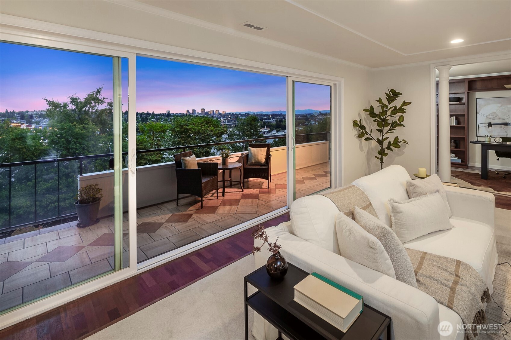 2565 Dexter Avenue N Unit: 303