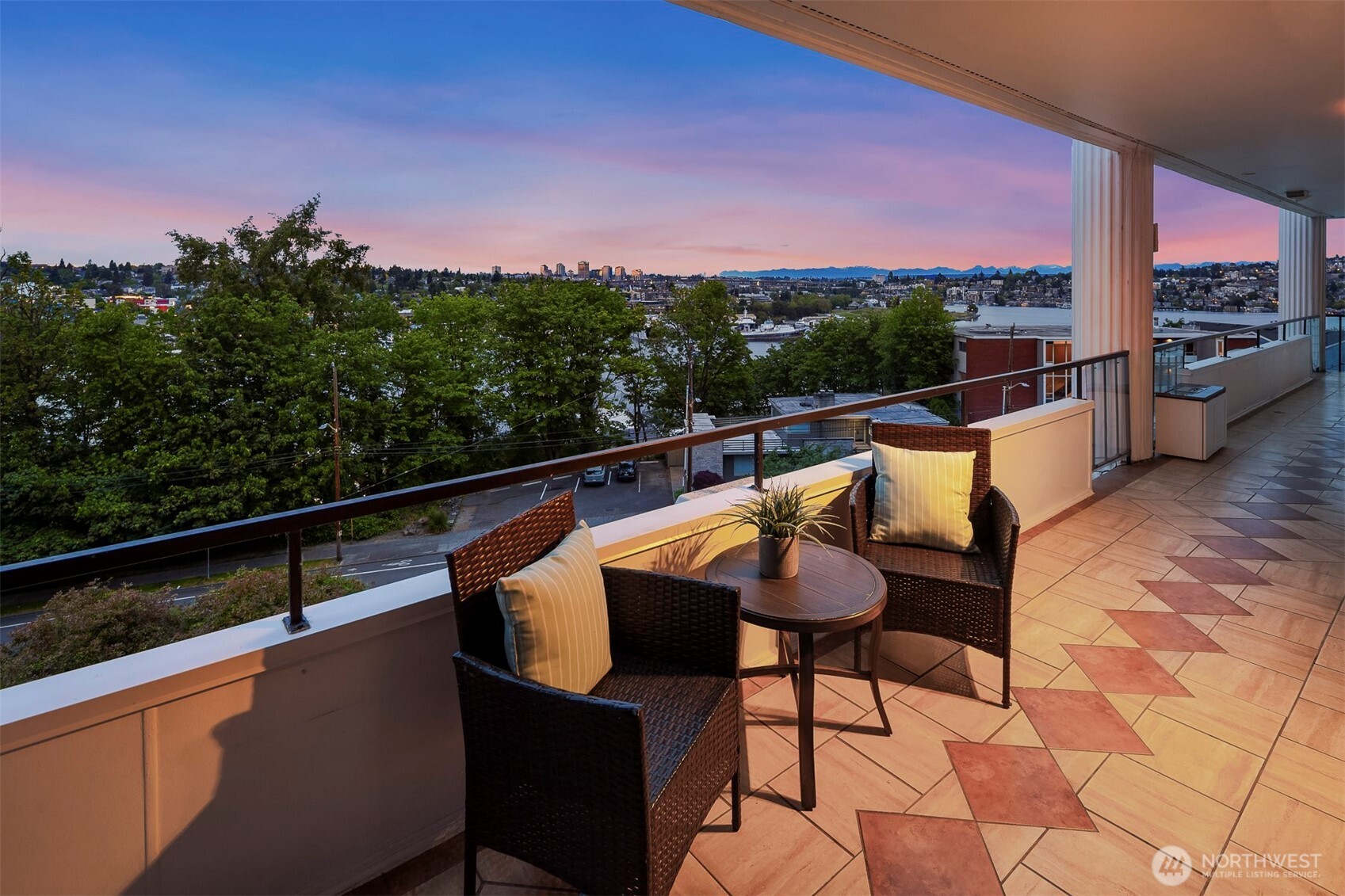 2565 Dexter Avenue N Unit: 303