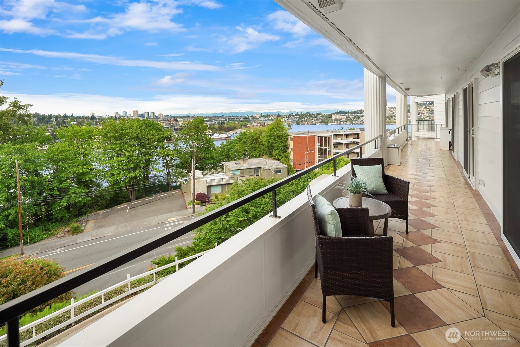 2565 Dexter Avenue N Unit: 303