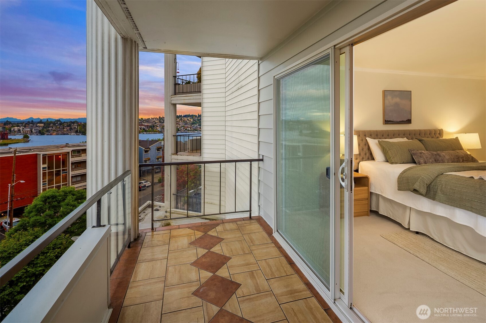 2565 Dexter Avenue N Unit: 303