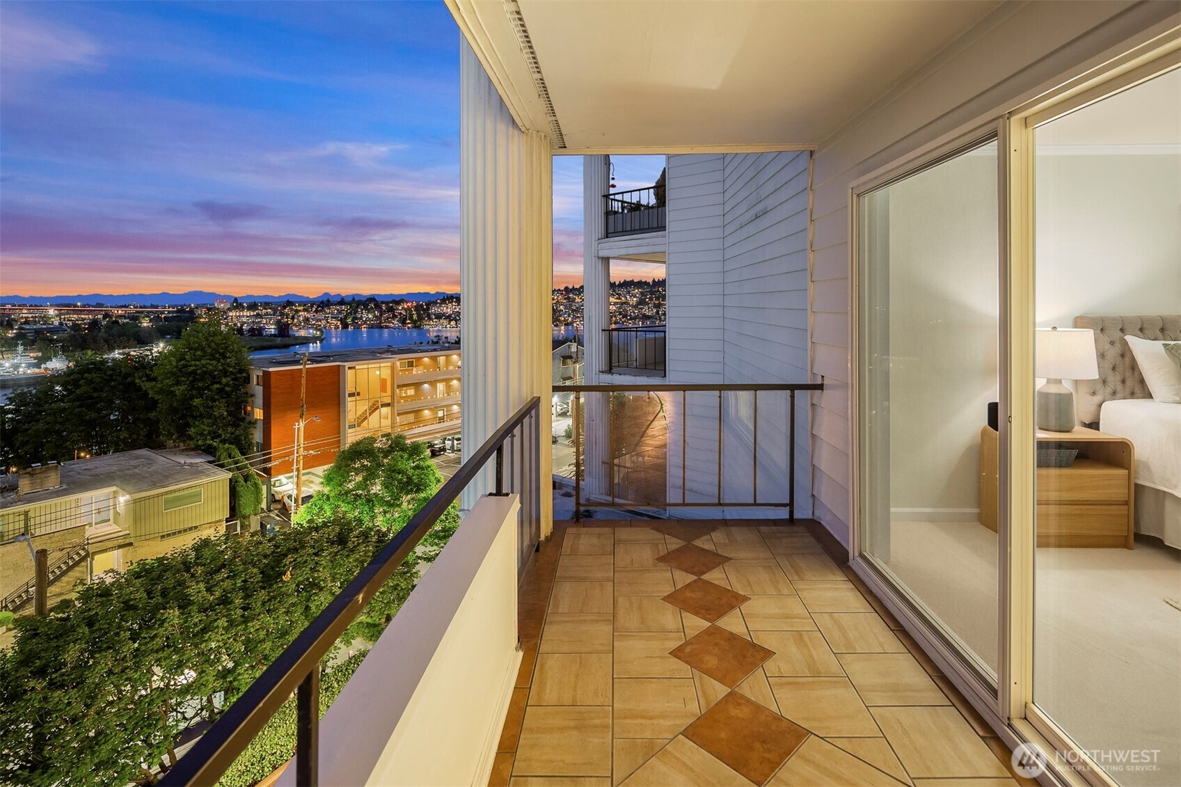 2565 Dexter Avenue N Unit: 303