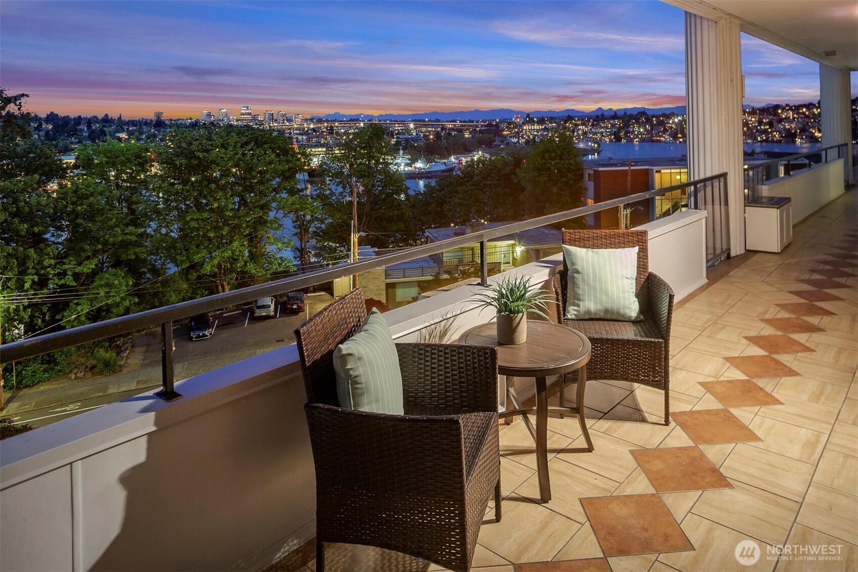 2565 Dexter Avenue N Unit: 303