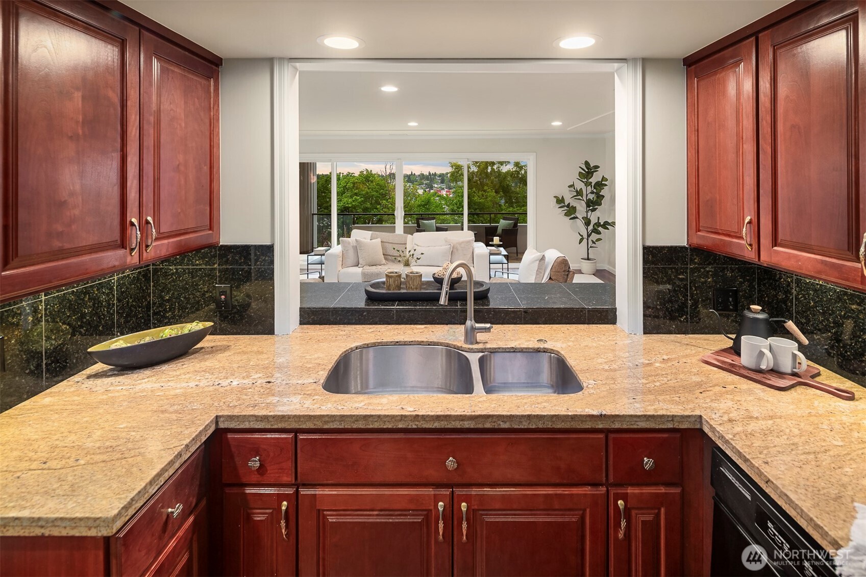2565 Dexter Avenue N Unit: 303