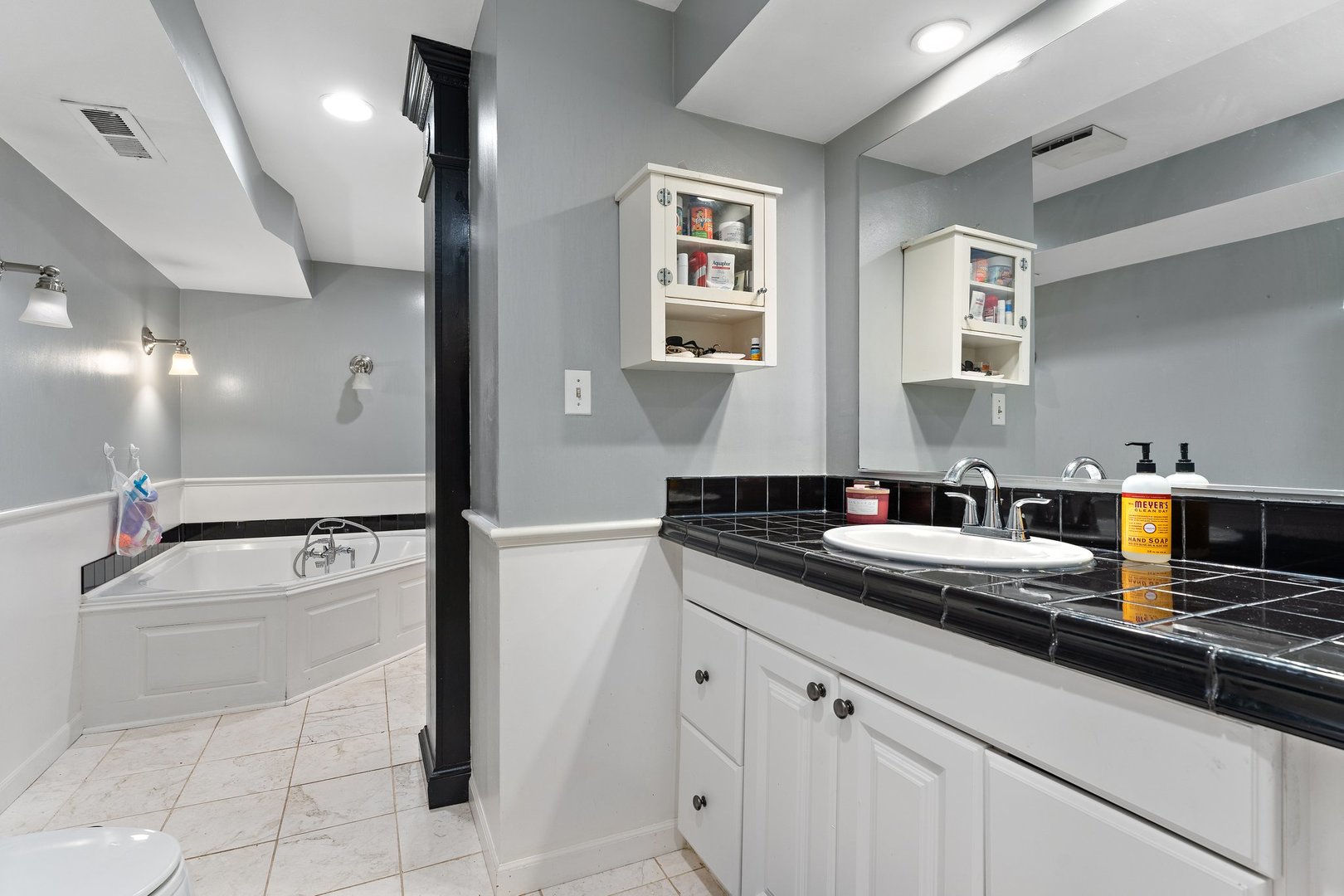 1320 W Wilson Avenue Unit: 1B