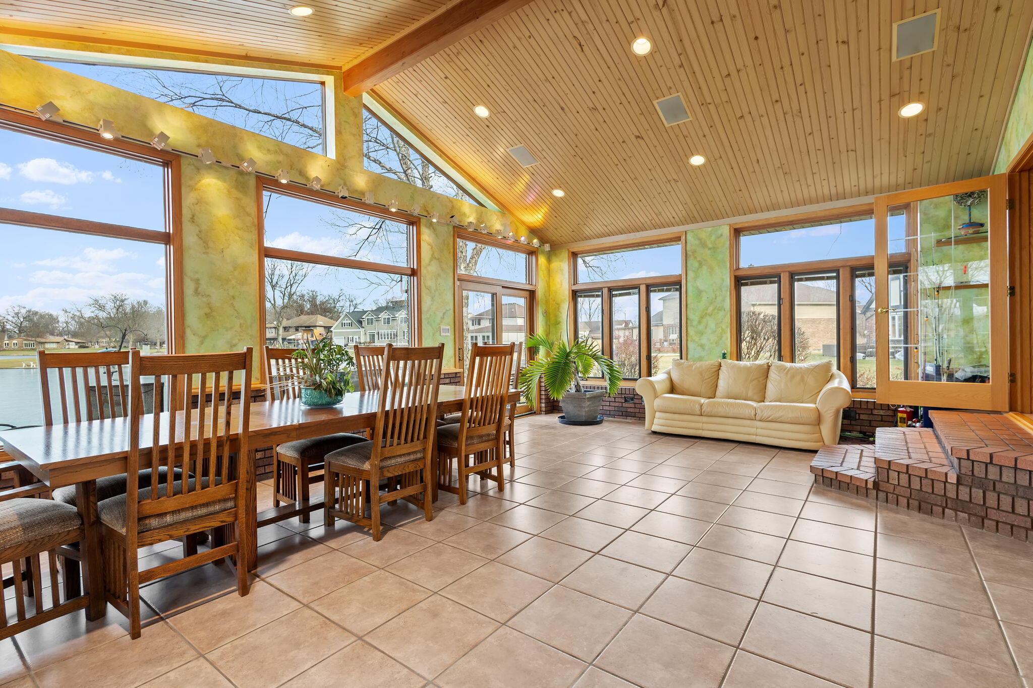 3144 Lakeside Drive