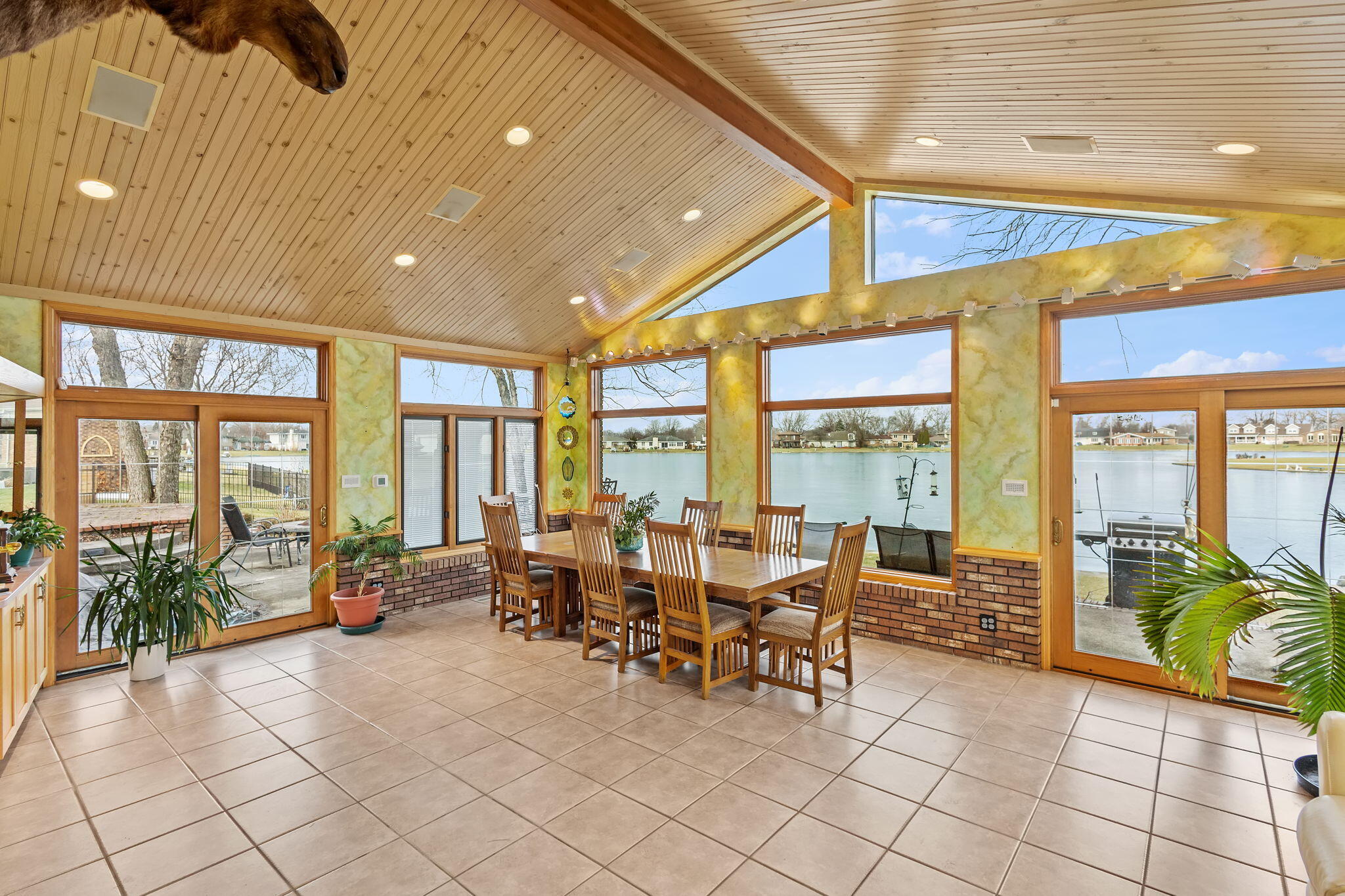 3144 Lakeside Drive